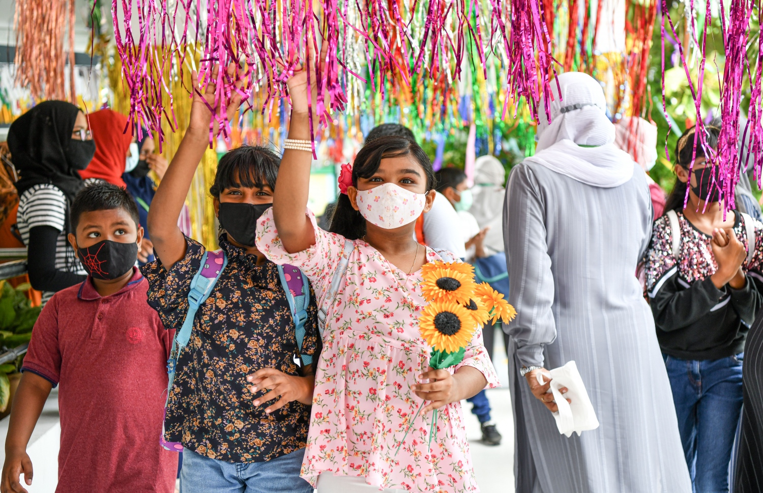 މާލެ، އޮކްޓޫބަރު 5، 2021: މި އަހަރުގެ ޓީޗަރުންގެ ދުވަސް ފާހަގަކުރުމުގެ ގޮތުން މާލޭގެ ސުކޫލްތަކުގައި ކުރިއަށްދިޔަ ބައެއް ހަރަކާތްތަކުގެ ތެރެއިން، އަމީނިއްޔާ ސުކޫލުގެ ދަރިވަރުން ސުކޫލަށް ވަންނަނީ-- ފޮޓޯ: ފަޔާޒު މޫސާ / މިހާރު