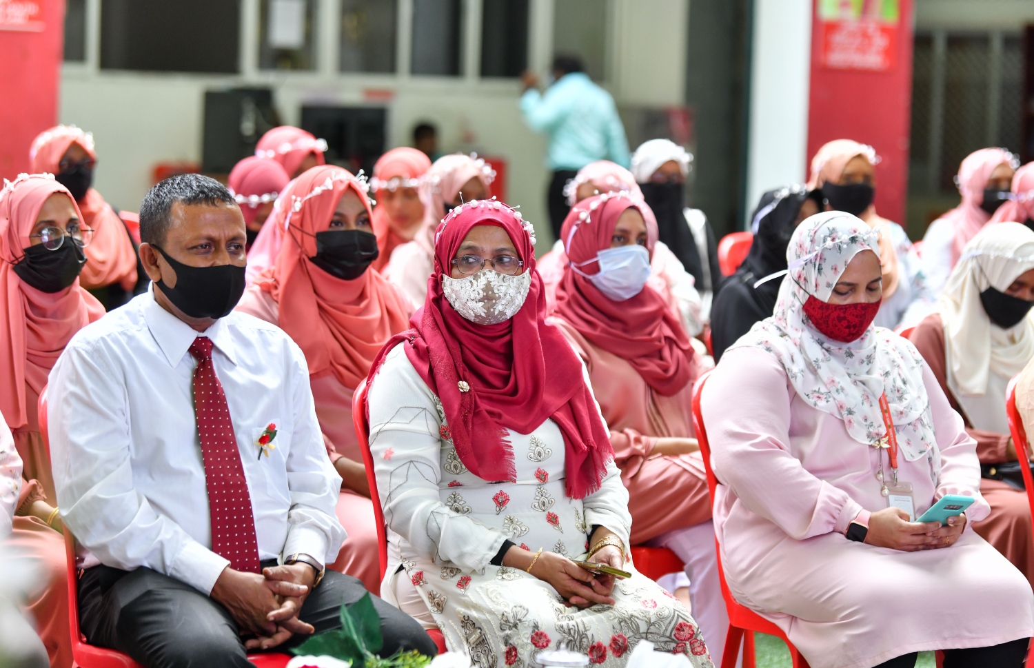 މާލެ، އޮކްޓޫބަރު 5، 2021: މި އަހަރުގެ ޓީޗަރުންގެ ދުވަސް ފާހަގަކުރުމުގެ ގޮތުން މާލޭގެ ސުކޫލްތަކުގައި ކުރިއަށްދިޔަ ބައެއް ހަރަކާތްތަކުގެ ތެރެއިން،-- ފޮޓޯ: ފަޔާޒު މޫސާ / މިހާރު