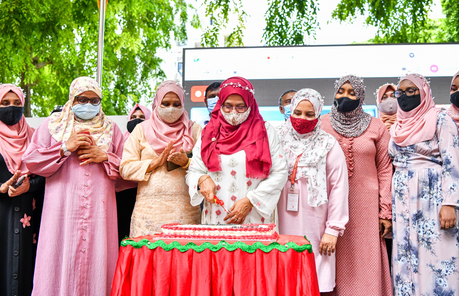 މާލެ، އޮކްޓޫބަރު 5، 2021: މި އަހަރުގެ ޓީޗަރުންގެ ދުވަސް ފާހަގަކުރުމުގެ ގޮތުން މާލޭގެ ސުކޫލްތަކުގައި ކުރިއަށްދިޔަ ބައެއް ހަރަކާތްތަކުގެ ތެރެއިން، މަޖީދިއްޔާ ސުކޫލުގެ ޕްރިންސިޕަލް އާއި ޓީޗަރުން ދުވަހުގެ ކޭކު ފަޅަނީ - ފޮޓޯ: ފަޔާޒު މޫސާ / މިހާރު