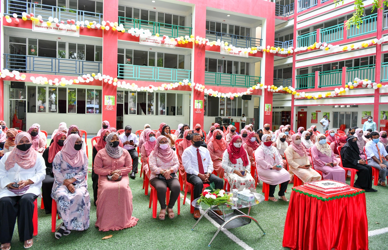 ޓީޗަރުންގެ ދުވަސް ފާހަގަކުރަން މަޖީދިއްޔާ ސްކޫލުގައި މިއަދު ބޭއްވި ރަސްމިއްޔާތުގައި ޓީޗަރުން ބައިވެރިވަނީ.-- ފޮޓޯ: ފަޔާޒު މޫސާ/ މިހާރު