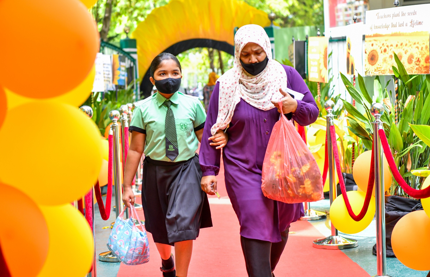 މާލެ، އޮކްޓޫބަރު 5، 2021: މި އަހަރުގެ ޓީޗަރުންގެ ދުވަސް ފާހަގަކުރުމުގެ ގޮތުން މާލޭގެ ސުކޫލްތަކުގައި ކުރިއަށްދިޔަ ބައެއް ހަރަކާތްތަކުގެ ތެރެއިން-- ފޮޓޯ: ފަޔާޒު މޫސާ / މިހާރު