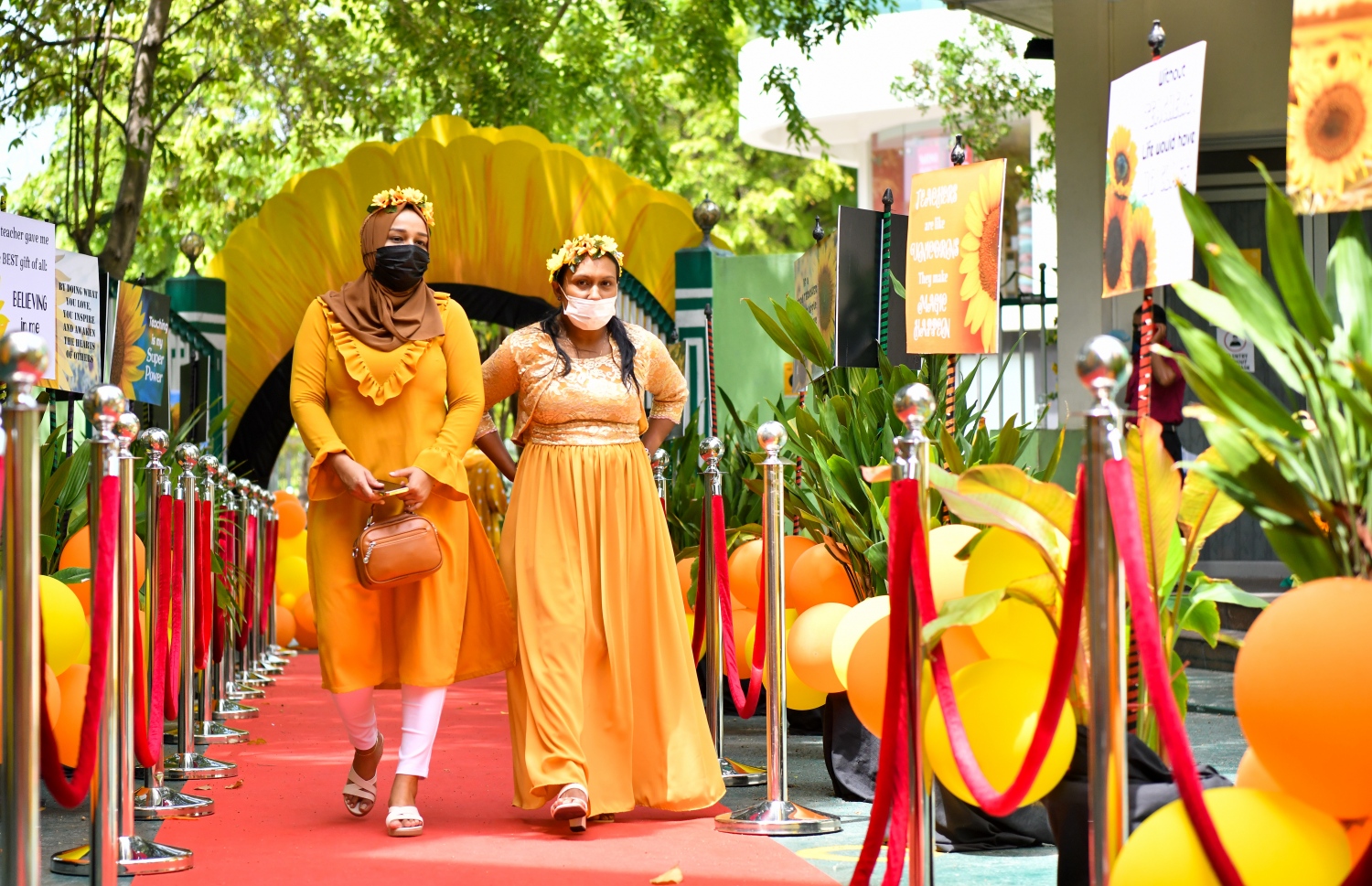 މާލެ، އޮކްޓޫބަރު 5، 2021: މި އަހަރުގެ ޓީޗަރުންގެ ދުވަސް ފާހަގަކުރުމުގެ ގޮތުން މާލޭގެ ސުކޫލްތަކުގައި ކުރިއަށްދިޔަ ބައެއް ހަރަކާތްތަކުގެ ތެރެއިން، ކަލާފާނު ސުކޫލުގެ ޓީޗަރުން ސުކޫލައަށް ވަންނަނީ-- ފޮޓޯ: ފަޔާޒު މޫސާ / މިހާރު