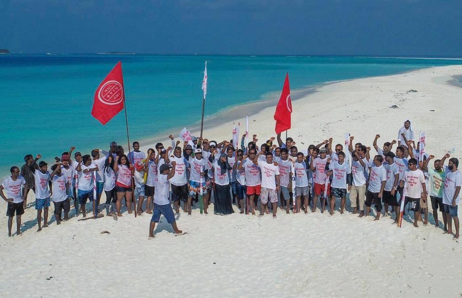 މިނިމަމް ވޭޖެއް ކަނޑައެޅުމަށް ގޮވާލާ ހިންގި ހަރަކާތެއްގެ ތެރެއިން. ރިސޯޓް މުވައްޒަފުންނަށް އެންމެ ކުޑަ އުޖޫރައަކަށް 8،900ރ.-