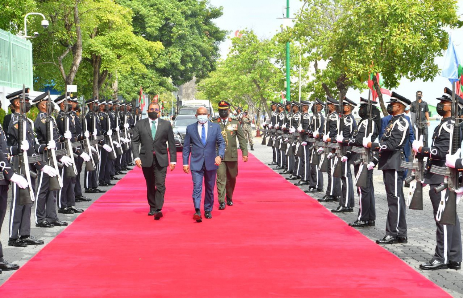 އދ. ގެ އާންމު މަޖިލީހުގެ ރައީސްގެ ހައިސިއްޔަތުން ރާއްޖޭގެ ފޮރިން މިނިސްޓަރު ޝާހިދު މިއަދު ރާއްޖެ ވަޑައިގަތުމުން މާލެ އިން ގާޑް އޮފް އޮނާއެއް އަރުވަނީ.---ފޮޓޯ: ރައީސް އޮފީސް