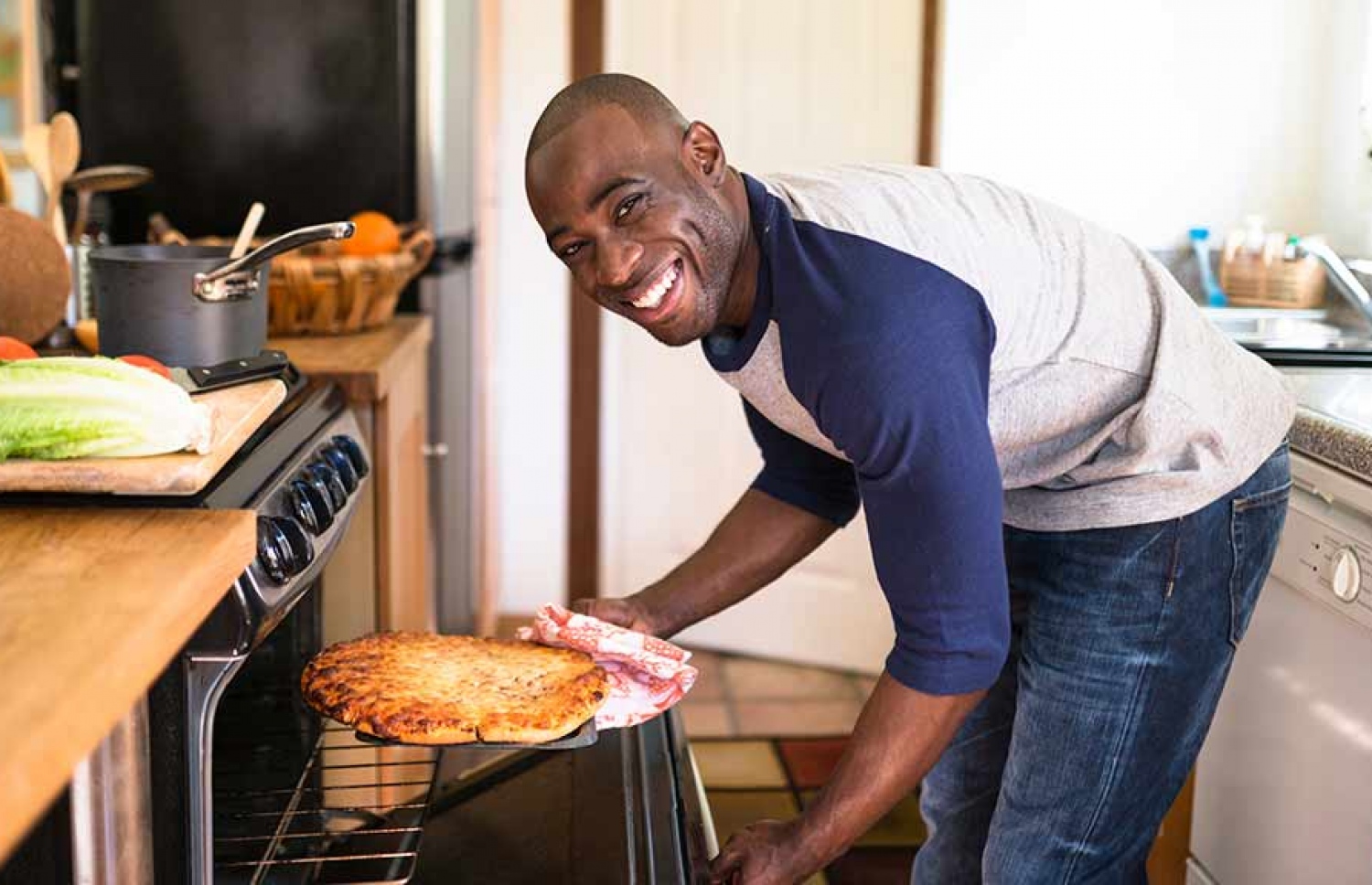 މީހަކު އަވަން ބޭނުން ކުރަނީ.