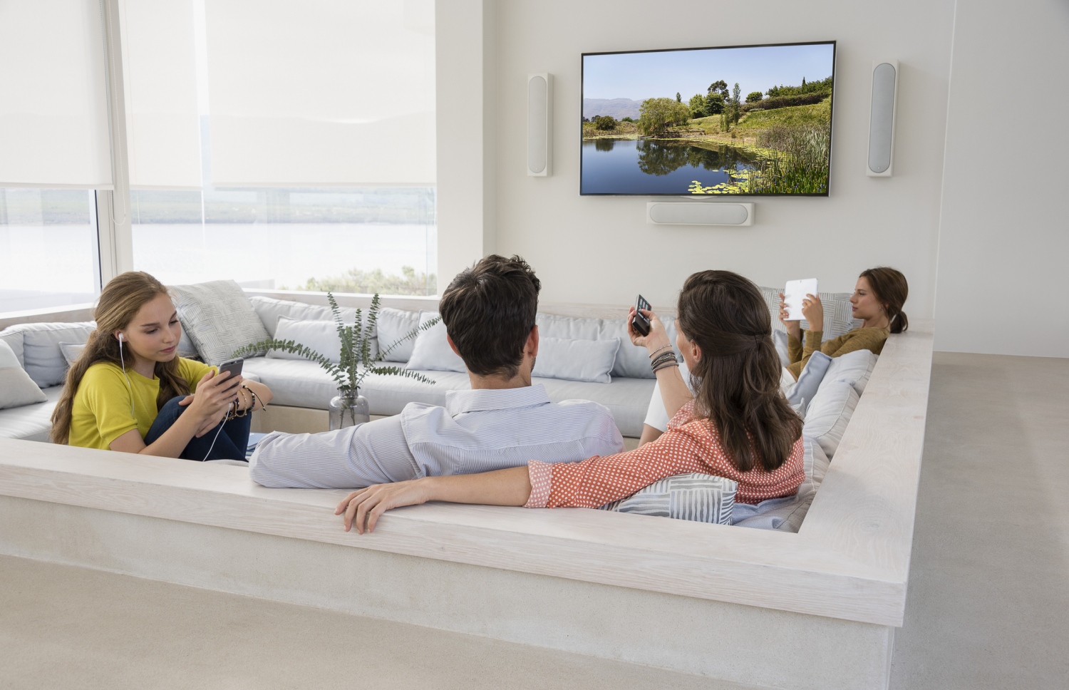 ބަޔަކު ޓީވީ ބަލަނީ.