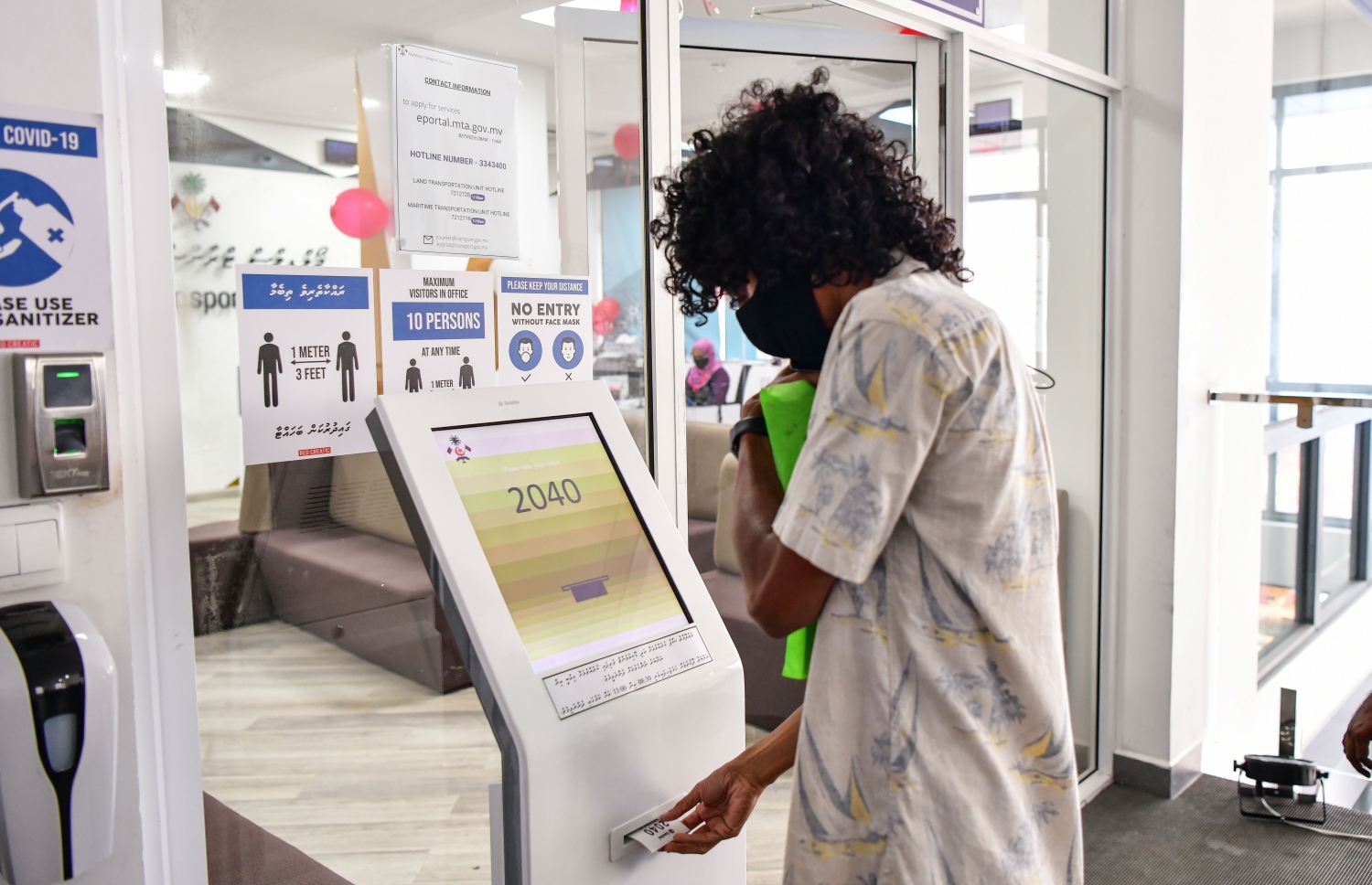 ހިދުމަތް ހޯދަން މީހަކު ޓްރާންސްޕޯޓް އޮތޯރިޓީން ނަމްބަރެއް ނަގަނީ. -- ފޮޓޯ: ނިޝާން އަލީ/ މިހާރު