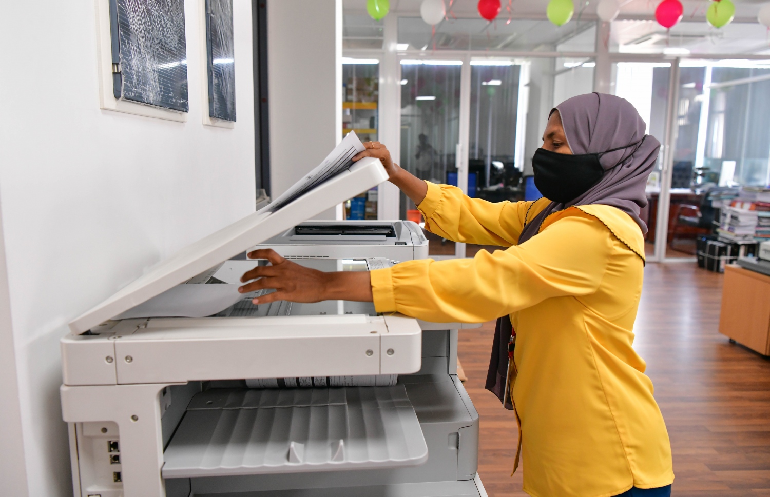 ސިވިލް ސާވިސް މުވައްޒަފަކު މަސައްކަތުގައި-- ފޮޓޯ: މިހާރު