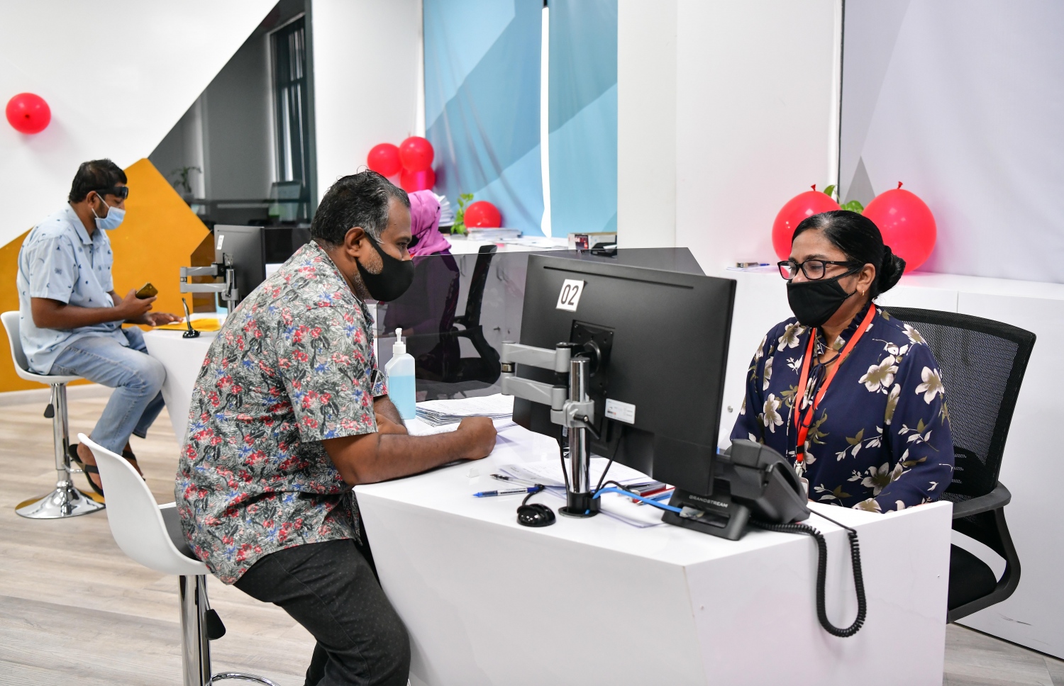 އާއްމުންގެ މީހަކު ޓްރާންސްޕޯޓް އޮތޯރިޓީން ހިދުމަތް ހޯދަނީ.-- ފޮޓޯ: ނިޝާން އަލީ/ މިހާރު