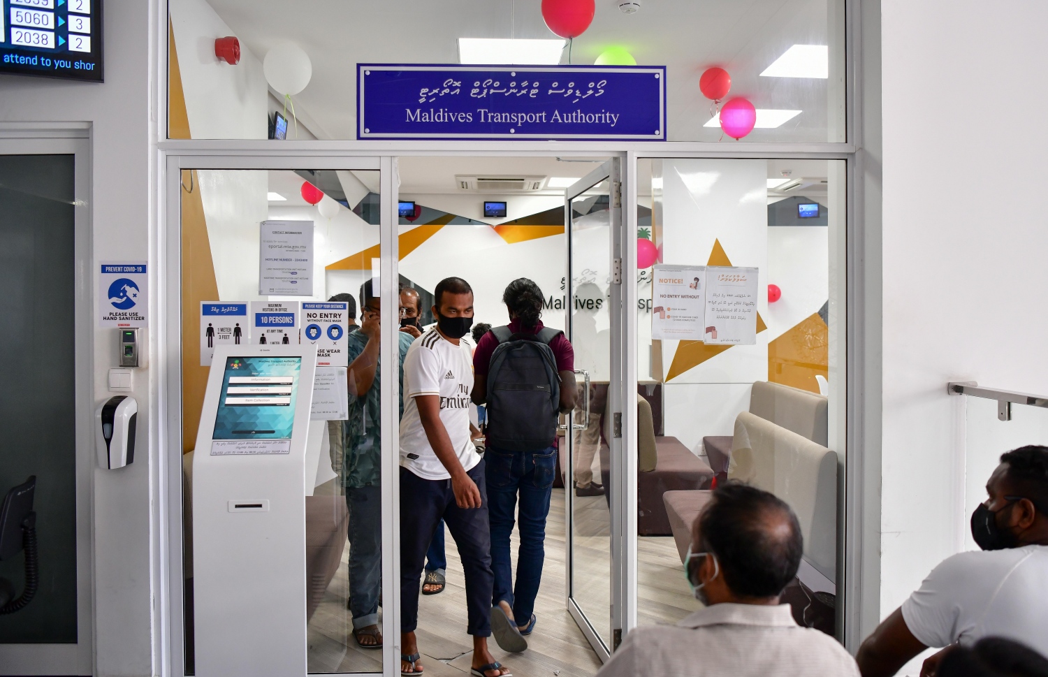 ބަޔަކު ހިދުމަތް ހޯދަން ޓްރާންސްޕޯޓް އޮތޯރިޓީގައި: އެތަނުގެ ގިނަ ހިދުމަތްތަކެއް އަވަސްކޮށްފައިވާ ކަމަށް މިނިސްޓަރު ވިދާޅުވި. -- ފޮޓޯ: ނިޝާން އަލީ/ މިހާރު