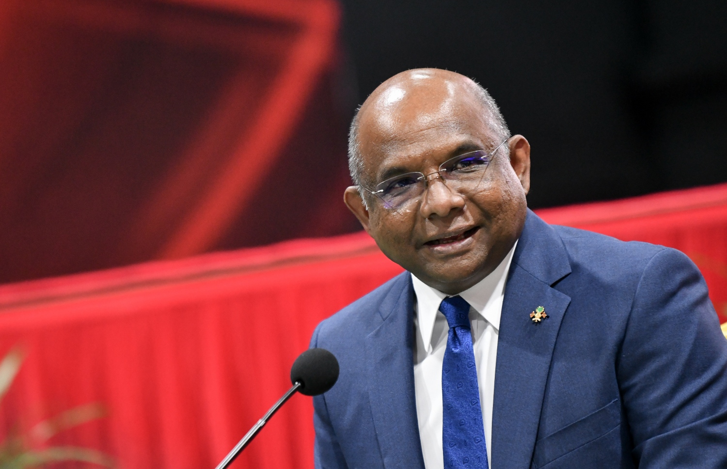 މިނިސްޓަރު ޝާހިދު: އޭނާގެ އިތުބާރު ނެތް ކަމުގެ މައްސަލާގައި އެމްޑީޕީގެ އެއްވެސް މެމްބަރަކު ސޮޔެއް ނުކުރޭ.