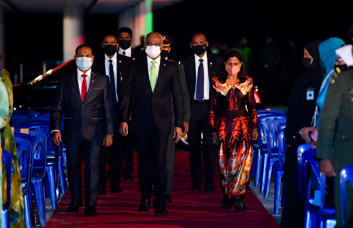 މާލެ: އޮކްޓޯބަރު 6، 2021: ގައުމީ ދުވަހުގެ ރަސްމީ ޖަލްސާގައި ބައިވެރިވެ ވަޑައިގަތުމަށް ރައީސް އިބްރާހިމް މުހައްމަދު ސޯލިހު(މ) އަދި ހޯމް މިނިސްޓަރު އިމްރާން އަބްދުﷲ(ވ) ވަޑައިގަންނަވަނީ.-- ފޮޓޯ: ރައީސް އޮފީސް