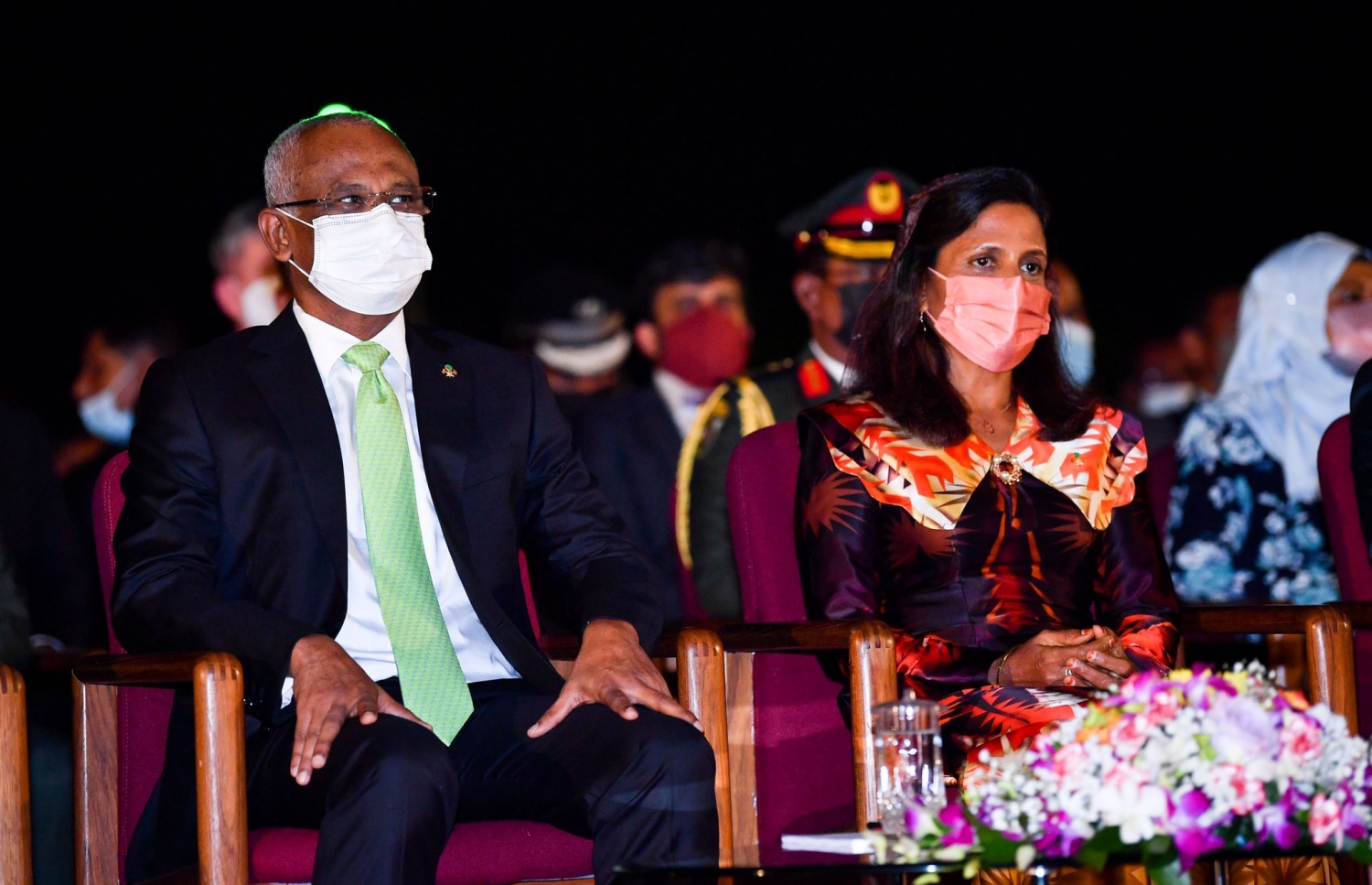 މާލެ: އޮކްޓޯބަރު 6، 2021: ގައުމީ ދުވަހުގެ ރަސްމީ ޖަލްސާގައި ރައީސް އިބްރާހިމް މުހައްމަދު ސޯލިހު(ވ) އަދި ފަސްޓް ލޭޑީ ފަޒްނާ އަހުމަދު(ކ) ބައިވެރިވެ ވަޑައިގަންނަވަނީ.-- ފޮޓޯ: ރައީސް އޮފީސް