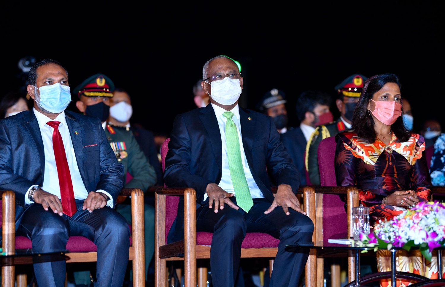 މާލެ: އޮކްޓޯބަރު 6، 2021: ގައުމީ ދުވަހުގެ ރަސްމީ ޖަލްސާގައި ރައީސް އިބްރާހިމް މުހައްމަދު ސޯލިހު(މ) އަދި ހޯމް މިނިސްޓަރު އިމްރާން އަބްދުﷲ(ވ) ބައިވެރިވެ ވަޑައިގަންނަވަނީ.-- ފޮޓޯ: ރައީސް އޮފީސް