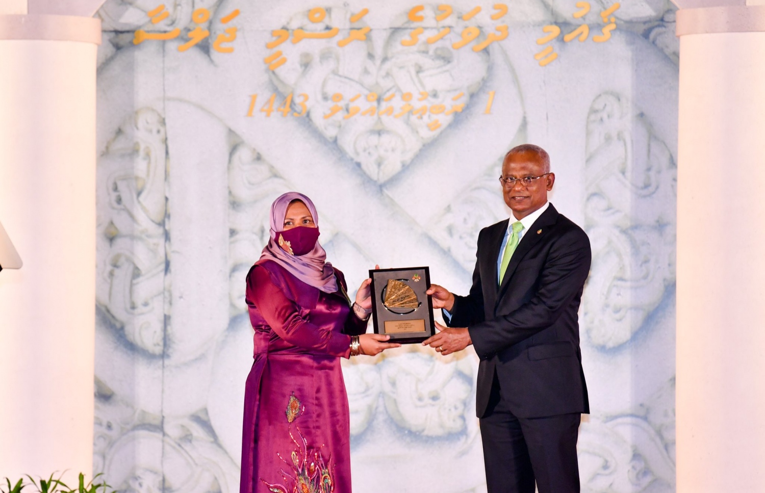 މާލެ: އޮކްޓޯބަރު 6، 2021: ޝަރަފުވެރިކަމުގެ ގައުމީ އިނާމް ލިބިވަޑައިގެން މީހަކަށް ގައުމީ ދުވަހުގެ ރަސްމީ ޖަލްސާގައި ރައީސް އިބްރާހިމް މުހައްމަދު ސޯލިހު އިނާމު ހަވާލު ކުރައްވަނީ.-- ފޮޓޯ: ރައީސް އޮފީސް