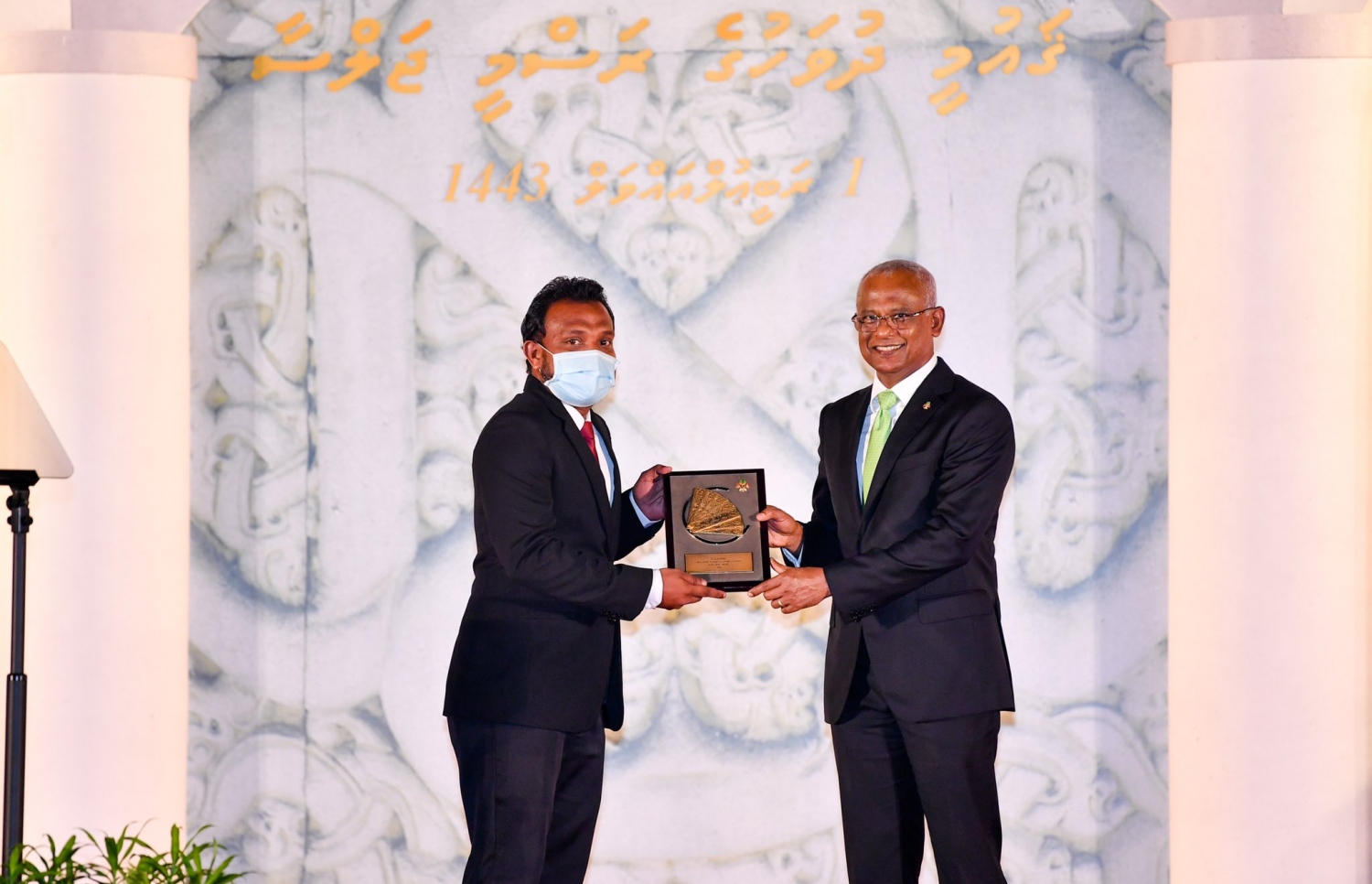 މާލެ: އޮކްޓޯބަރު 6، 2021: ޝަރަފުވެރިކަމުގެ ގައުމީ އިނާމް ލިބިވަޑައިގެން މީހަކަށް ގައުމީ ދުވަހުގެ ރަސްމީ ޖަލްސާގައި ރައީސް އިބްރާހިމް މުހައްމަދު ސޯލިހު އިނާމު ހަވާލު ކުރައްވަނީ.-- ފޮޓޯ: ރައީސް އޮފީސް