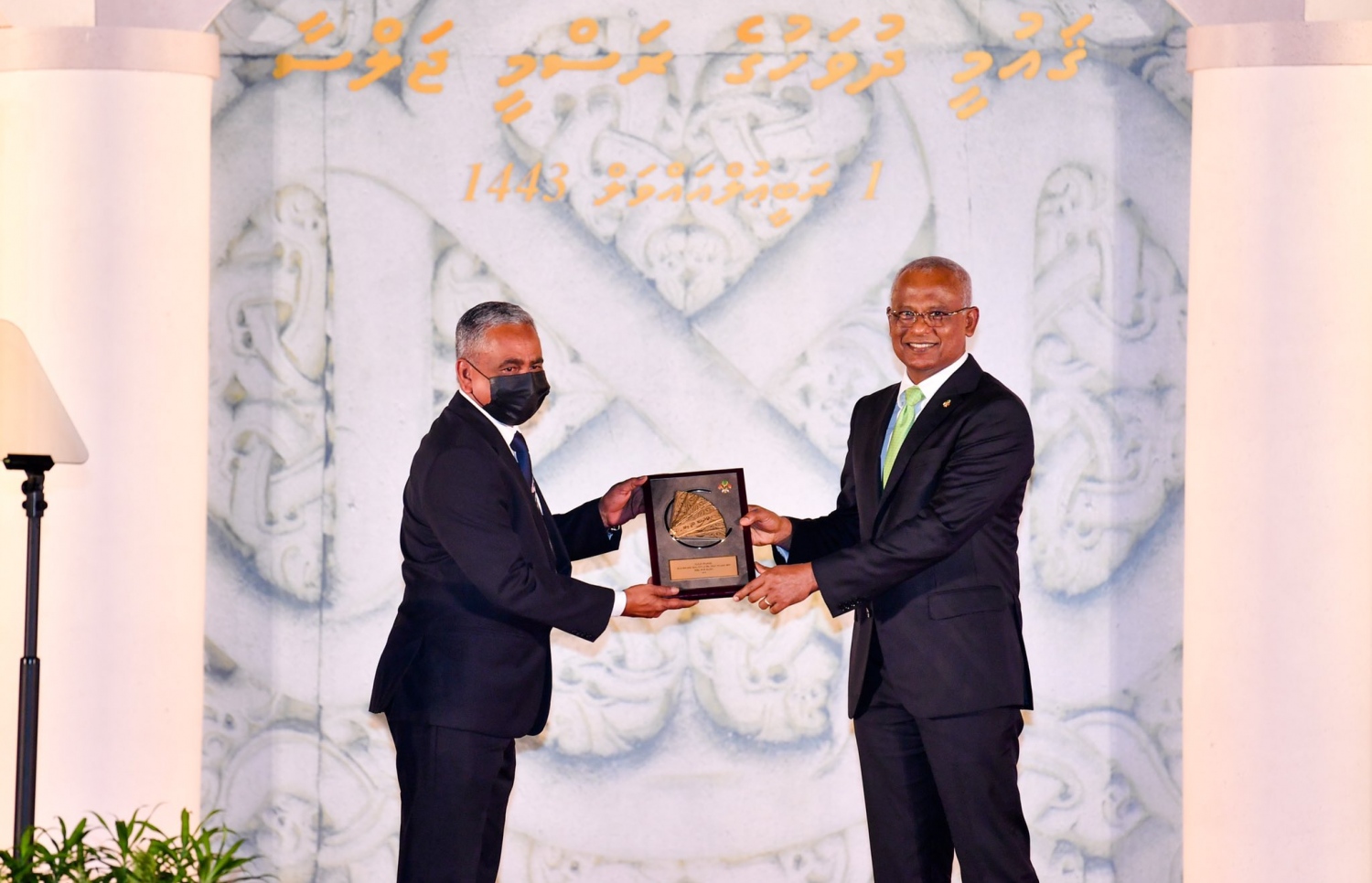 މާލެ: އޮކްޓޯބަރު 6، 2021: ޝަރަފުވެރިކަމުގެ ގައުމީ އިނާމް ލިބިވަޑައިގެން މީހަކަށް ގައުމީ ދުވަހުގެ ރަސްމީ ޖަލްސާގައި ރައީސް އިބްރާހިމް މުހައްމަދު ސޯލިހު އިނާމު ހަވާލު ކުރައްވަނީ.-- ފޮޓޯ: ރައީސް އޮފީސް