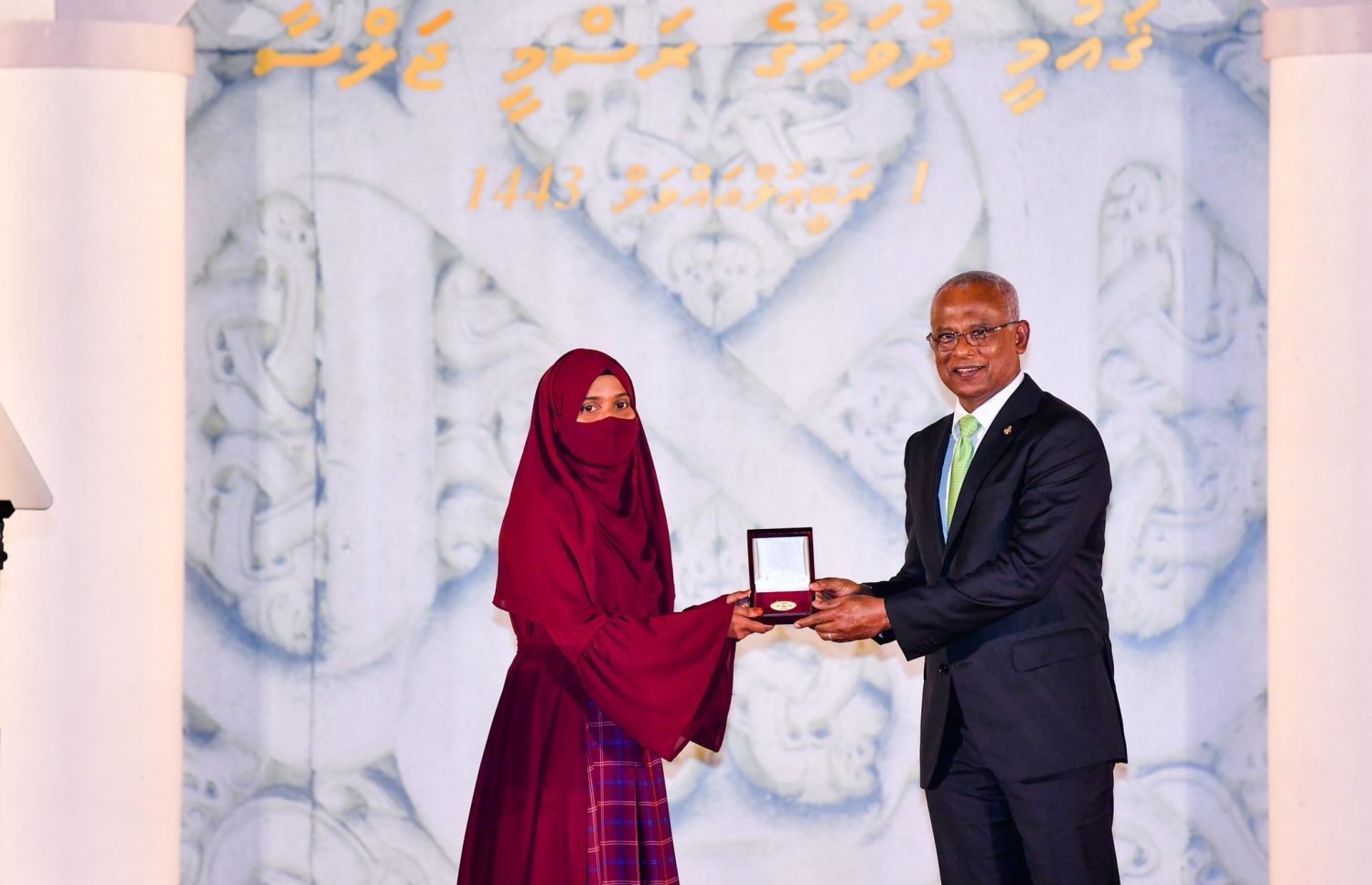 މާލެ: އޮކްޓޯބަރު 6، 2021: ޝަރަފުވެރިކަމުގެ ގައުމީ އިނާމް ލިބިވަޑައިގެން މީހަކަށް ގައުމީ ދުވަހުގެ ރަސްމީ ޖަލްސާގައި ރައީސް އިބްރާހިމް މުހައްމަދު ސޯލިހު އިނާމު ހަވާލު ކުރައްވަނީ.-- ފޮޓޯ: ރައީސް އޮފީސް