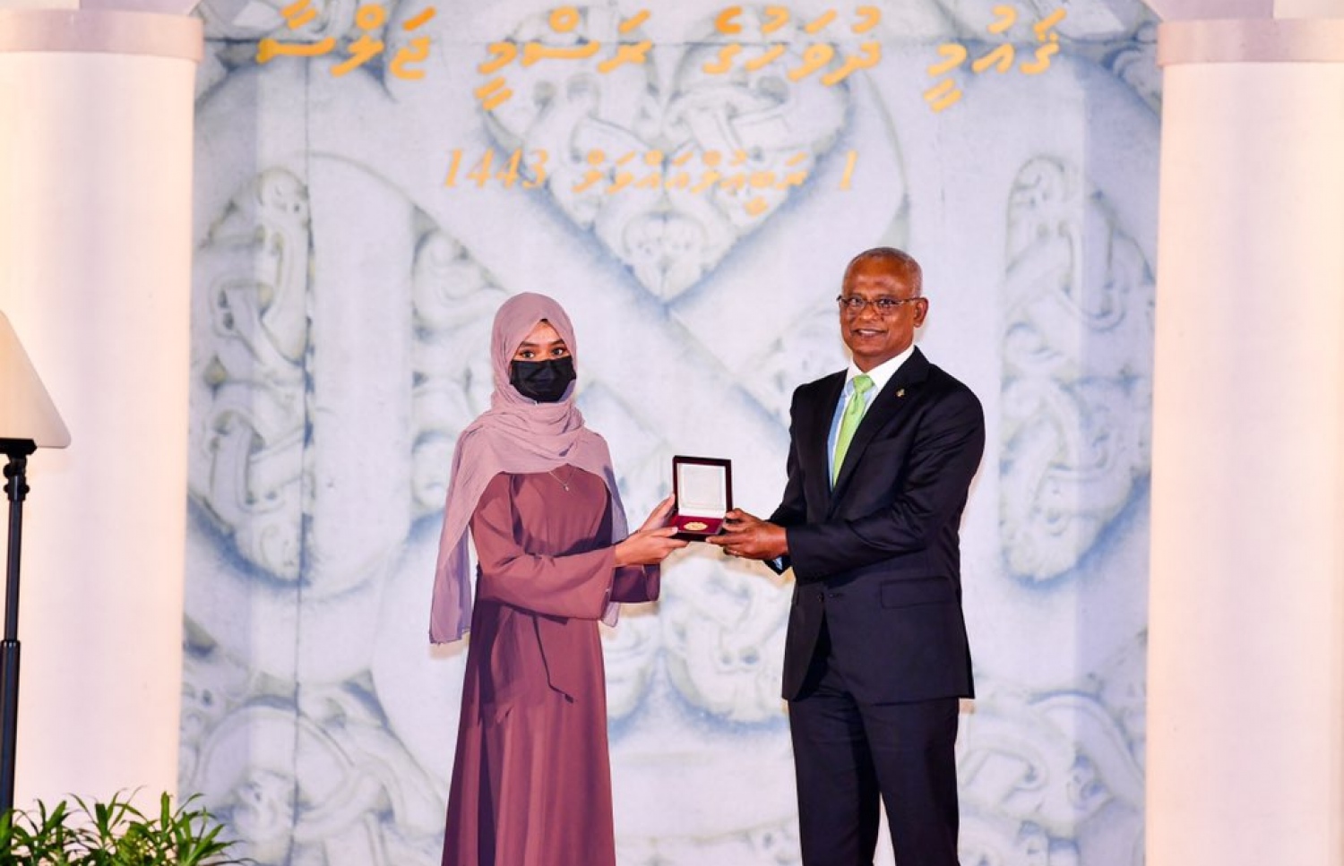 މާލެ: އޮކްޓޯބަރު 6، 2021: ކޯހަކުން މަތީ ވަނައެއް ހޯދި މީހަކަށް ގައުމީ ދުވަހުގެ ރަސްމީ ޖަލްސާގައި ރައީސް އިބްރާހިމް މުހައްމަދު ސޯލިހު ހާއްސަ އިނާމް ހަވާލު ކުރައްވަނީ.-- ފޮޓޯ: ރައީސް އޮފީސް