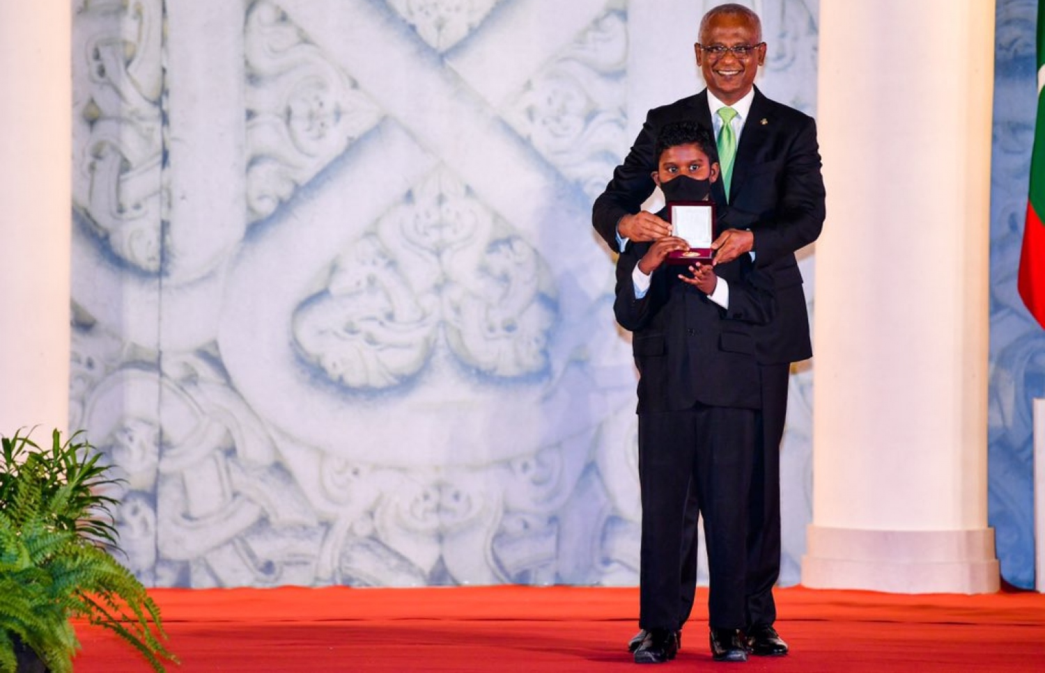 މާލެ: އޮކްޓޯބަރު 6، 2021: ކޯހަކުން މަތީ ވަނައެއް ހޯދި ކުއްޖަކަށް ގައުމީ ދުވަހުގެ ރަސްމީ ޖަލްސާގައި ރައީސް އިބްރާހިމް މުހައްމަދު ސޯލިހު ހާއްސަ އިނާމް ހަވާލު ކުރައްވަނީ.-- ފޮޓޯ: ރައީސް އޮފީސް