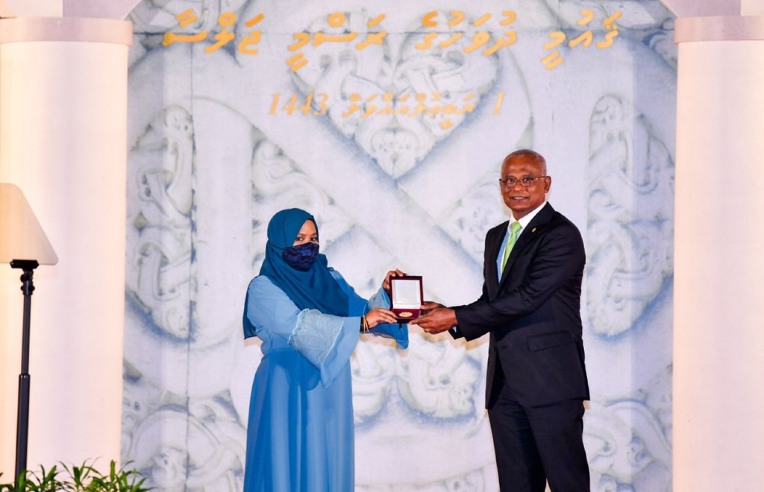 މާލެ: އޮކްޓޯބަރު 6، 2021: ކޯހަކުން މަތީ ވަނައެއް ހޯދި މީހަކަށް ގައުމީ ދުވަހުގެ ރަސްމީ ޖަލްސާގައި ރައީސް އިބްރާހިމް މުހައްމަދު ސޯލިހު ހާއްސަ އިނާމް ހަވާލު ކުރައްވަނީ.-- ފޮޓޯ: ރައީސް އޮފީސް