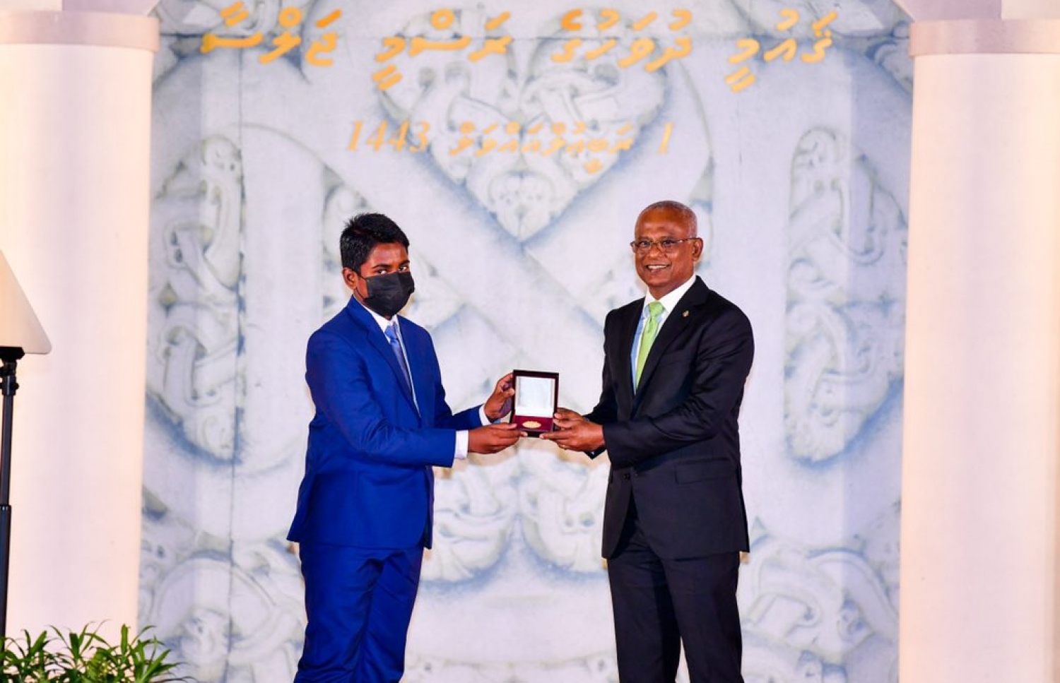 މާލެ: އޮކްޓޯބަރު 6، 2021: ކޯހަކުން މަތީ ވަނައެއް ހޯދި ކުއްޖަކަށް ގައުމީ ދުވަހުގެ ރަސްމީ ޖަލްސާގައި ރައީސް އިބްރާހިމް މުހައްމަދު ސޯލިހު ހާއްސަ އިނާމް ހަވާލު ކުރައްވަނީ.-- ފޮޓޯ: ރައީސް އޮފީސް