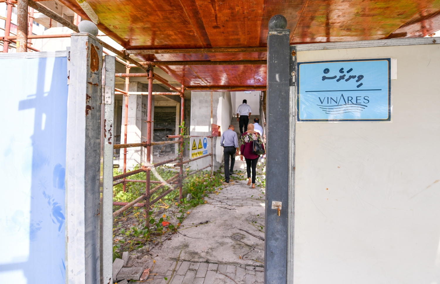 ހުޅުމާލެ: އޮކްޓޫބަރު 7، 2021- ހުޅުމާލޭގެ ދެވަނަ ފިޔަވަހީގައި އިމާރާތްކުރާ ވިނަރެސް ފްލެޓްތަކަށް އެޗްޑީސީގެ އޮފިޝަލުންތަކެއް ވަންނަނީ: މި ފްލެޓްތައް އަންނަ އަހަރުގެ ޖުލައި އަށް ނިމޭނެ.---ފޮޓޯ: ފަޔާޒު މޫސާ/ މިހާރު