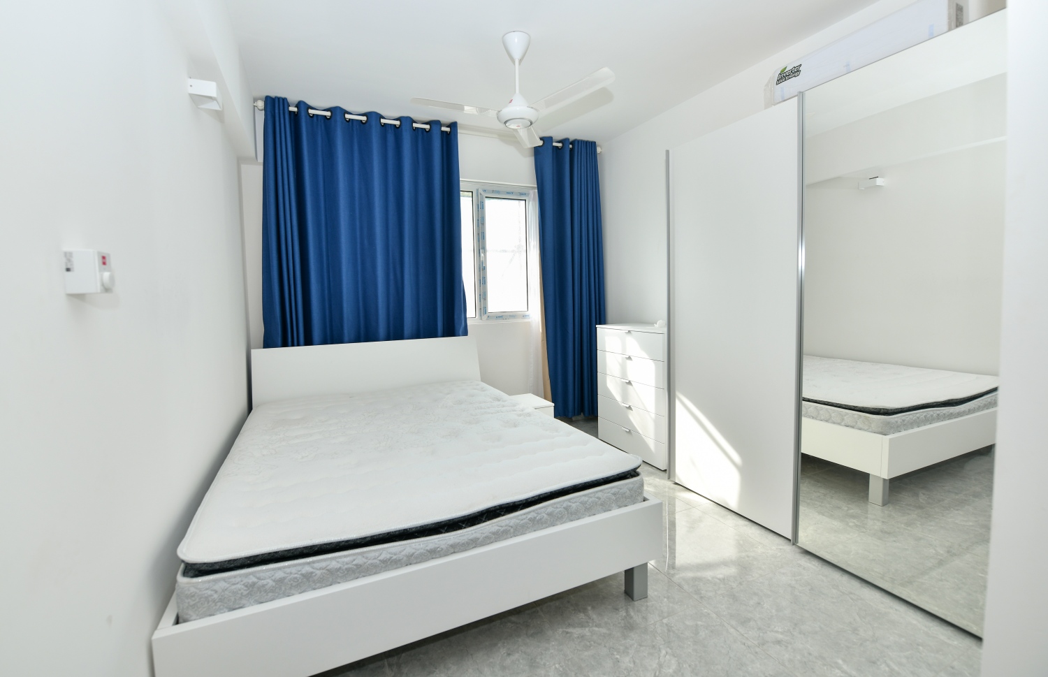 ހުޅުމާލޭ ދެވަނަ ފިޔަވަހީގައި އިމާރާތްކުރަމުން އަންނަ "ވިނަރެސް" 3 ކޮޓަރީގެ އެޕާޓްމެންޓްއްގެ ކޮޓަރިއެއްގައި ފުލް ފާނިޝްކޮށް އާމުންނަށް ދައްކާލުމަށް ތައްޔާރުވެފައި-- ފޮޓޯ: ފަޔާޒު މޫސާ /. މިހާރު