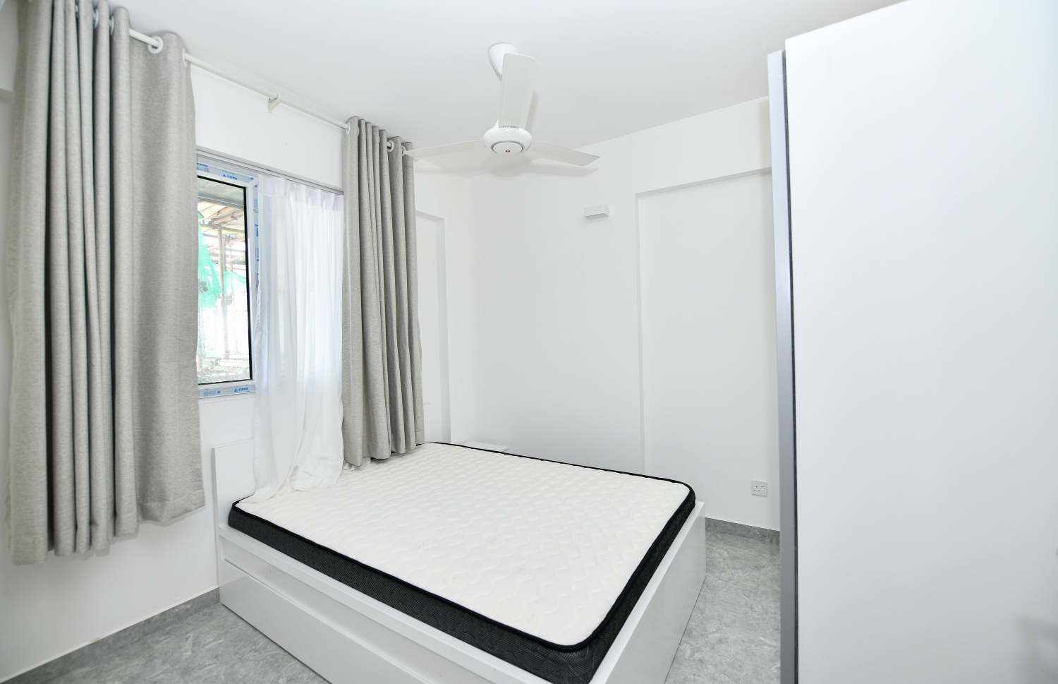 ހުޅުމާލެ: އޮކްޓޫބަރު 7، 2021- ހުޅުމާލޭގެ ދެވަނަ ފިޔަވަހީގައި އިމާރާތްކުރާ ވިނަރެސް ފްލެޓްތަކުގެ ތެރެއިން އާންމުންނަށް ދައްކަން ތައްޔާރު ކޮށްފައިވާ އެޕާޓްމަންޓެއްގެ ކޮޓަރިއެއް.---ފޮޓޯ: ފަޔާޒު މޫސާ/ މިހާރު