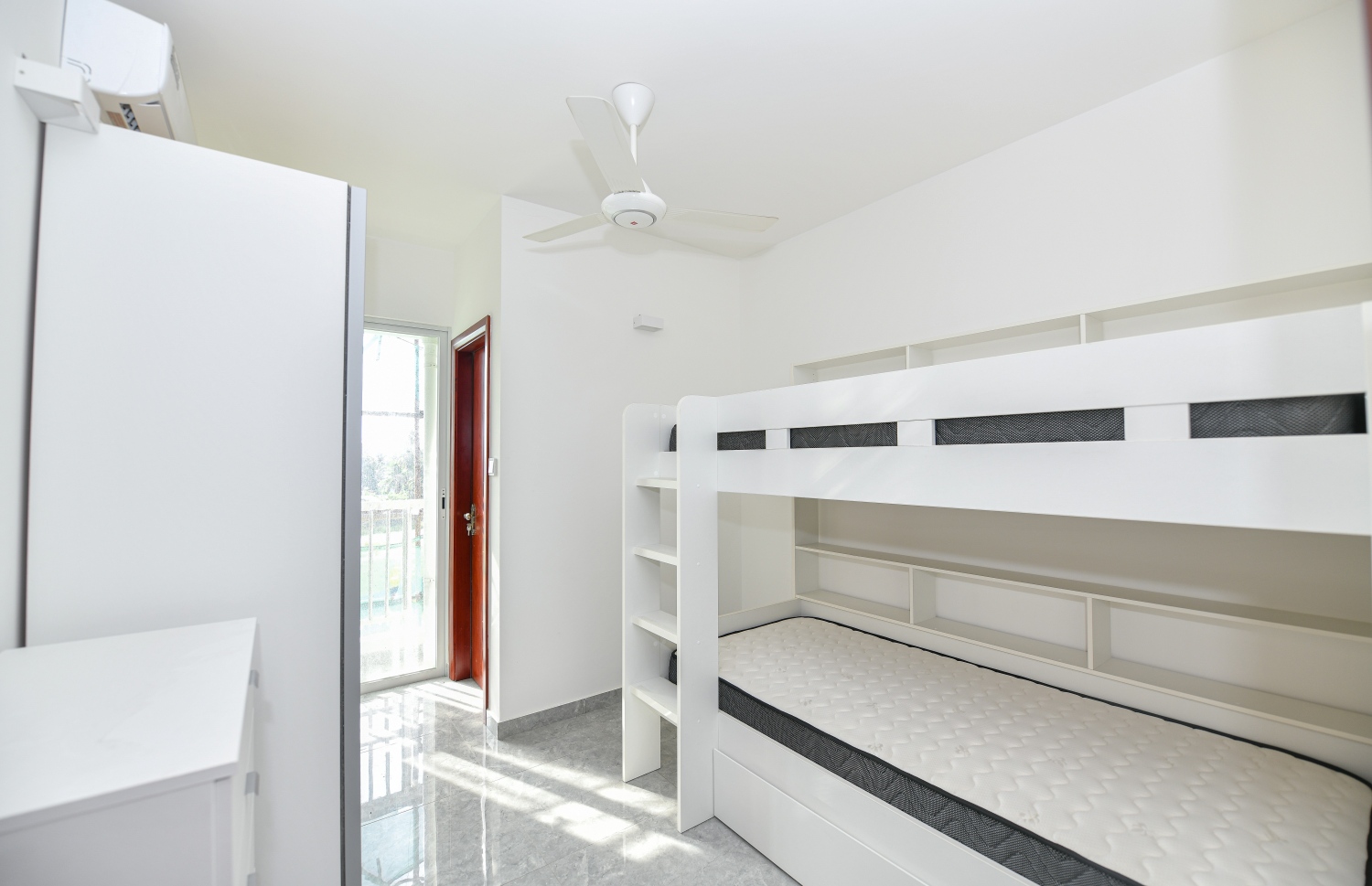 ހުޅުމާލެ: އޮކްޓޫބަރު 7، 2021- ހުޅުމާލޭގެ ދެވަނަ ފިޔަވަހީގައި އިމާރާތްކުރާ ވިނަރެސް ފްލެޓްތަކުގެ ތެރެއިން އާންމުންނަށް ދައްކަން ތައްޔާރު ކޮށްފައިވާ އެޕާޓްމަންޓެއްގެ ކޮޓަރިއެއް.---ފޮޓޯ: ފަޔާޒު މޫސާ/ މިހާރު