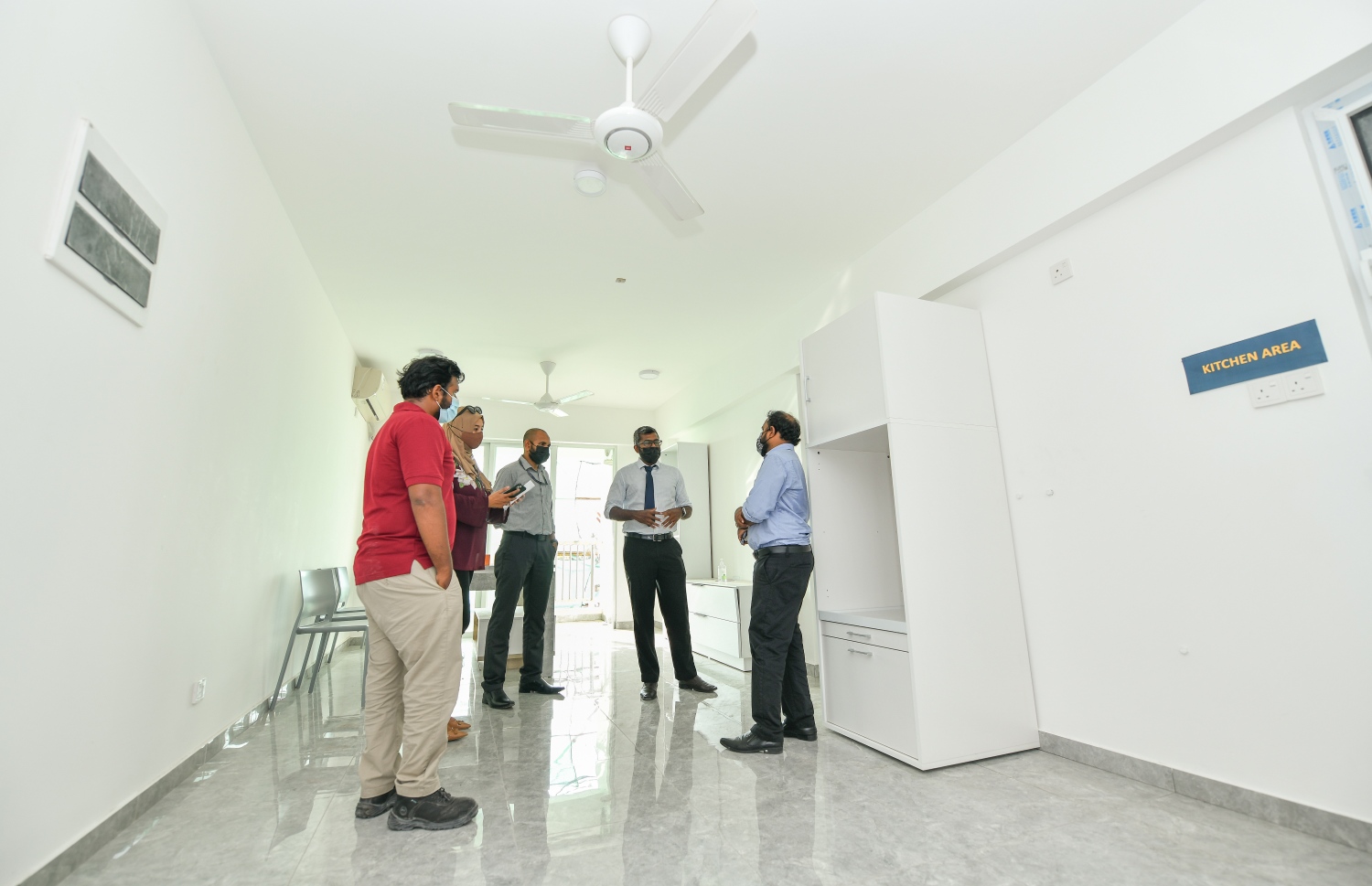 ހުޅުމާލެ: އޮކްޓޫބަރު 7، 2021- ހުޅުމާލޭގެ ދެވަނަ ފިޔަވަހީގައި އިމާރާތްކުރާ ވިނަރެސް ފްލެޓްތަކުގެ ތެރެއިން އާންމުންނަށް ދައްކަން ތައްޔާރު ކޮށްފައިވާ އެޕާޓްމަންޓެއް، އެޗްޑީސީގެ އޮފިޝަލުން "މިހާރު" ގެ ނޫސްވެރިންނަށް ދައްކައިލަނީ.---ފޮޓޯ: ފަޔާޒު މޫސާ/ މިހާރު