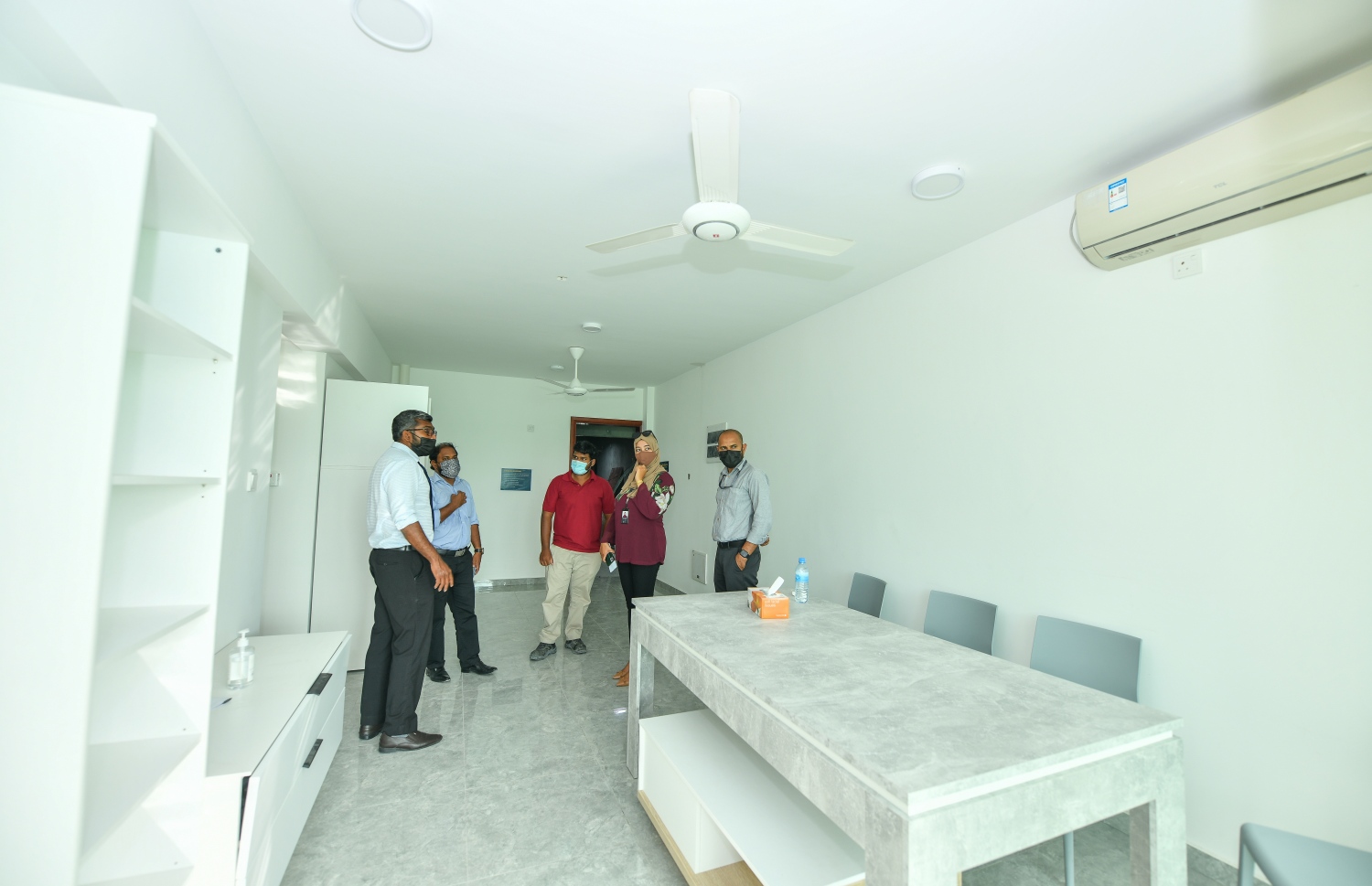 ހުޅުމާލެ: އޮކްޓޫބަރު 7، 2021- ހުޅުމާލޭގެ ދެވަނަ ފިޔަވަހީގައި އިމާރާތްކުރާ ވިނަރެސް ފްލެޓްތަކުގެ ތެރެއިން އާންމުންނަށް ދައްކަން ތައްޔާރު ކޮށްފައިވާ އެޕާޓްމަންޓެއް، އެޗްޑީސީގެ އޮފިޝަލުން "މިހާރު" ގެ ނޫސްވެރިންނަށް ދައްކައިލަނީ.---ފޮޓޯ: ފަޔާޒު މޫސާ/ މިހާރު