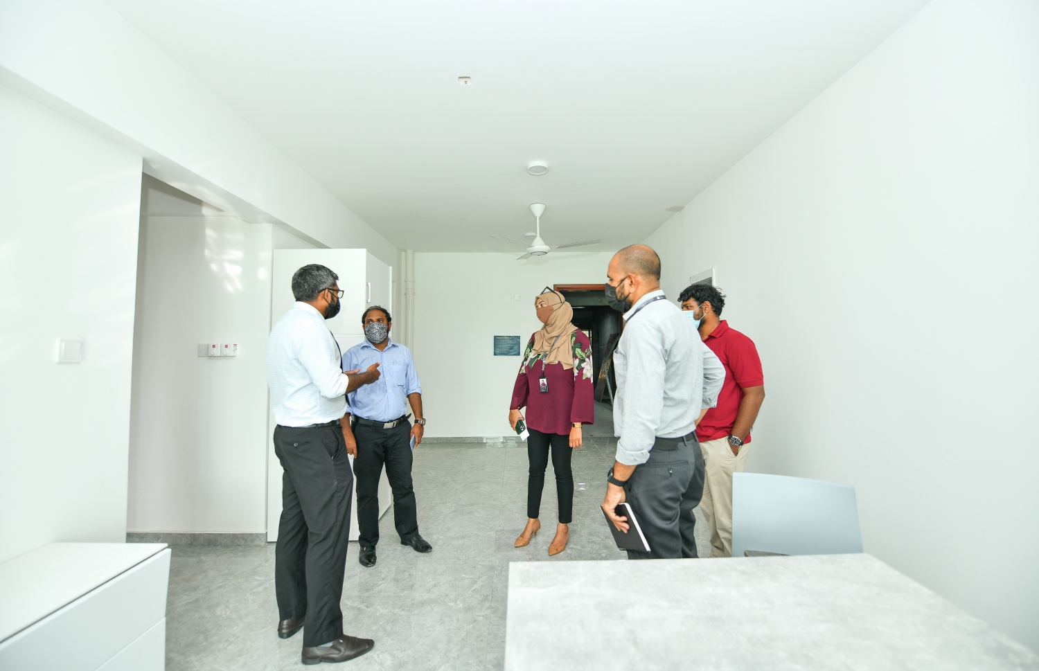 ހުޅުމާލެ: އޮކްޓޫބަރު 7، 2021- ހުޅުމާލޭގެ ދެވަނަ ފިޔަވަހީގައި އިމާރާތްކުރާ ވިނަރެސް ފްލެޓްތަކުގެ ތެރެއިން އާންމުންނަށް ދައްކަން ތައްޔާރު ކޮށްފައިވާ އެޕާޓްމަންޓެއް، އެޗްޑީސީގެ އޮފިޝަލުން "މިހާރު" ގެ ނޫސްވެރިންނަށް ދައްކައިލަނީ.---ފޮޓޯ: ފަޔާޒު މޫސާ/ މިހާރު