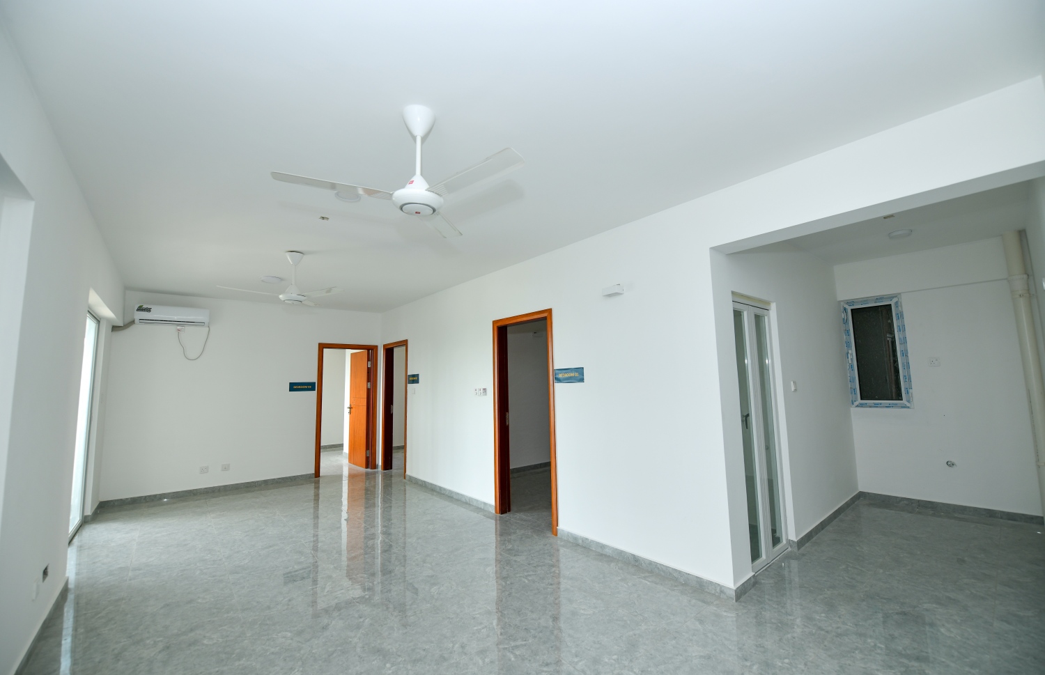 ހުޅުމާލެ: އޮކްޓޫބަރު 7، 2021- ހުޅުމާލޭގެ ދެވަނަ ފިޔަވަހީގައި އިމާރާތްކުރާ ވިނަރެސް ފްލެޓްތަކުގެ ތެރެއިން އާންމުންނަށް ދައްކަން ތައްޔާރު ކޮށްފައިވާ އެޕާޓްމަންޓެއްގެ ސިޓީރޫމާއި ބަދިގެ އޭރިއާ.---ފޮޓޯ: ފަޔާޒު މޫސާ/ މިހާރު