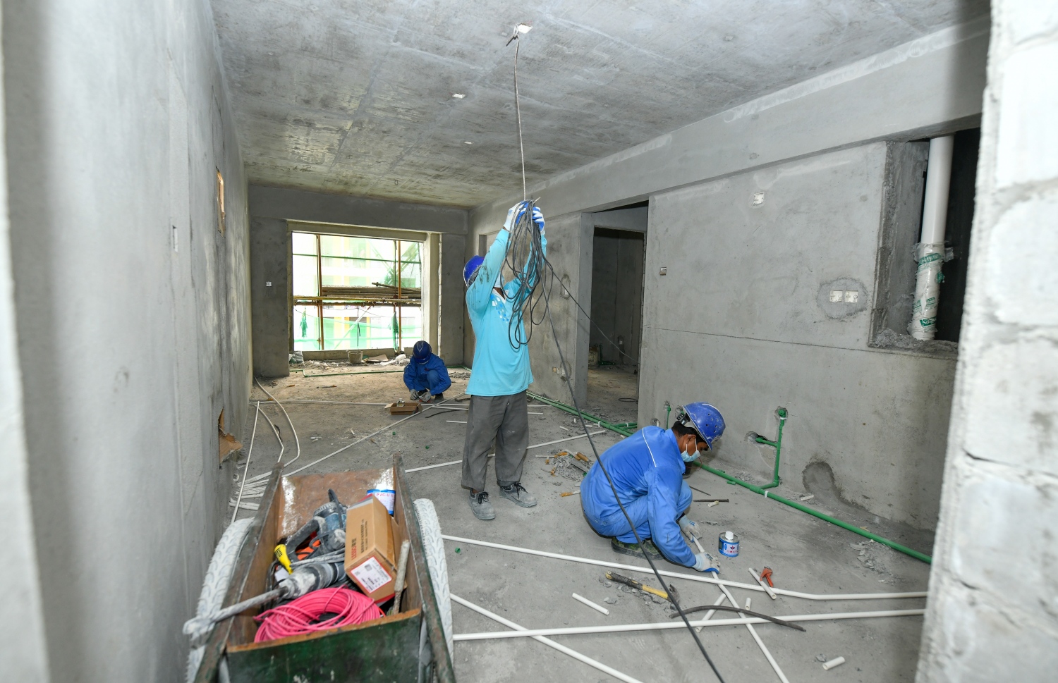 ހުޅުމާލެ: އޮކްޓޫބަރު 7، 2021- ހުޅުމާލޭގެ ދެވަނަ ފިޔަވަހީގައި އިމާރާތްކުރާ ވިނަރެސް ފްލެޓްތަކުގެ އެޕާޓްމަންޓެއްގައި މަސައްކަތް ކުރަނީ.---ފޮޓޯ: ފަޔާޒު މޫސާ/ މިހާރު