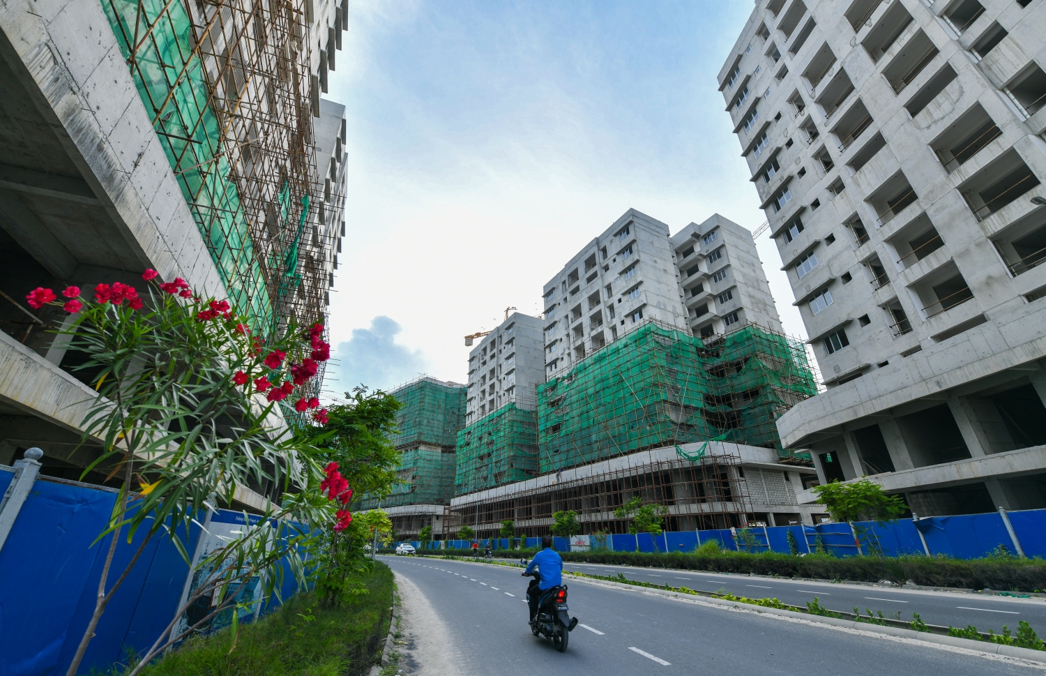 ހުޅުމާލޭ ދެވަނަ ފިޔަވަހީގައި އިމާރާތްކުރަމުން އަންނަ "ވިނަރެސް" ފްލެޓްތައް، ސަރުކާރުން ހަދާ ފްލެޓްތަކުގެ އަގު ކަމުގެ ޝަކުވާ ބޮޑު -- ފޮޓޯ: ފަޔާޒު މޫސާ / މިހާރު