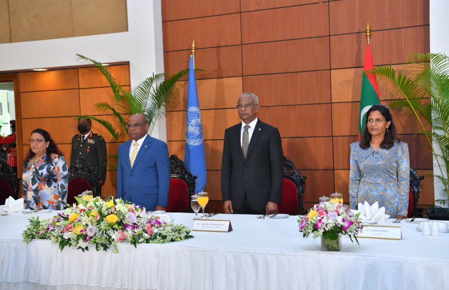 އދ.ގެ އާއްްމު މަޖިލީހުގެ ރައީސް އަބްދުﷲ ޝާހިދަށް ރައީސް އިބްރާހީމް މުހައްމަދު ސޯލިހު ދެއްވި ހާއްސަ ޖާފަތުގައި އެ ދެބޭފުޅުން ބައިވެރިވެވަޑައިގަންނަވަނީ. ފޮޓޯ: ރައީސް އޮފީސް.