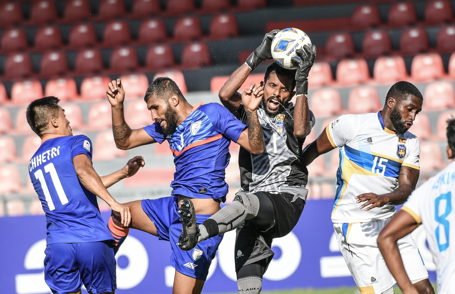 ސްރީ ލަންކާ ޓީމުގެ ކީޕަރު ސުޖަން އިންޑިއާއާ ދެކޮޅަށް ކުޅުނު މެޗުގެ ތެރެއިން: އޭނާ ވަނީ މުބާރާތުގައި ލަންކާ ޓީމުގެ ޑިފެންސް އޮގަނައިޒް ކުރުމުގައި މުހިއްމު ދައުރެއް އަދާކޮށްފައި. -- ފޮޓޯ: ނިޝާން އަލީ/މިހާރު