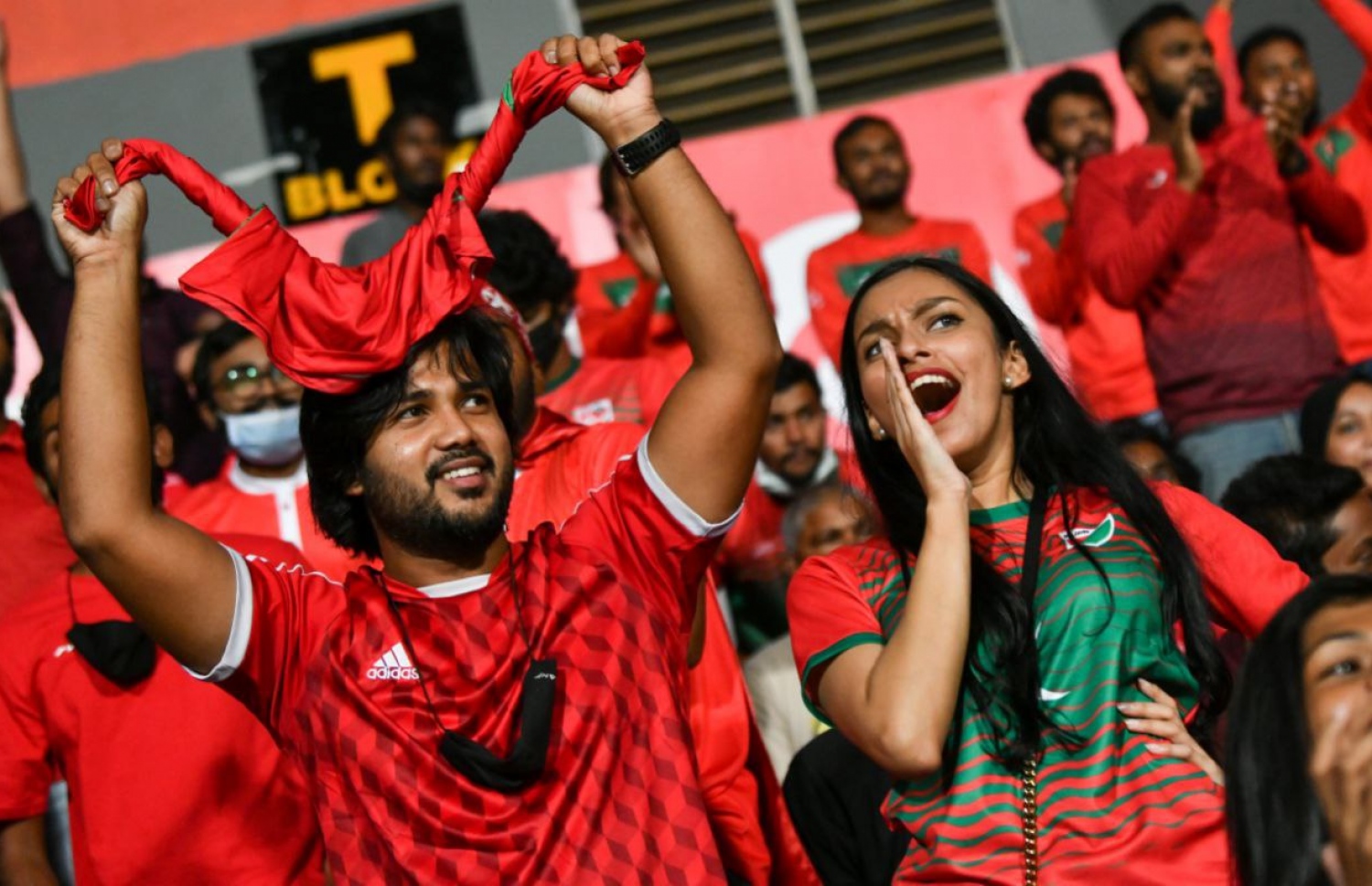 ރާއްޖެއާ ބަންގްލަދޭޝްއާ މިރޭ ކުޅޭ މެޗުގައި، ދިވެހި ޓީމަށް ސަޕޯޓުކުރަނީ.-- ފޮޓޯ: ފަޔާޒު މޫސާ/ މިހާރު