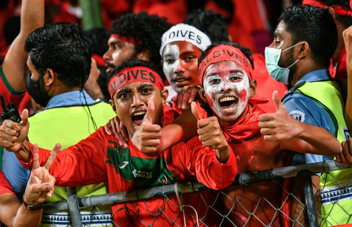 މާލެ- އޮކްޓޯބަރ 8، 2021: އުރީދޫ ސާފް ޗެމްޕިއަންޝިޕްގައި މިރޭ ރާއްޖެ އާއި ބަންގްލަދޭޝް ކުޅުނު މެޗުގެ ތެރެއިން، މޮޅު ކުޅުމެއް ދައްކައި ރާއްޖެ އިން ވަނީ މިރޭ ބަންގްލަދޭޝްގެ މައްޗަށް 2-0 ގެ ނަތީޖާއަކުން މޮޅުވެ މުބާރާތުގައި ކުރިއަށް ދިއުމަށް އުއްމީދު އާކޮށްފައި--. ފޮޓޯ:  ނިޝާން އަލީ - މިހާރު