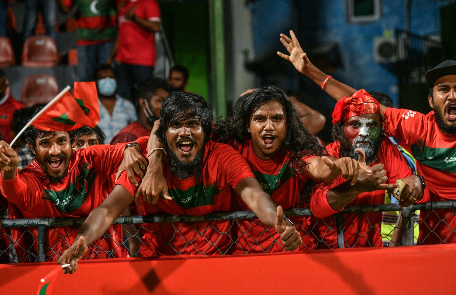 މާލެ- އޮކްޓޯބަރ 8، 2021: އުރީދޫ ސާފް ޗެމްޕިއަންޝިޕްގައި މިރޭ ރާއްޖެ އާއި ބަންގްލަދޭޝް ކުޅުނު މެޗުގެ ތެރެއިން، މޮޅު ކުޅުމެއް ދައްކައި ރާއްޖެ އިން ވަނީ މިރޭ ބަންގްލަދޭޝްގެ މައްޗަށް 2-0 ގެ ނަތީޖާއަކުން މޮޅުވެ މުބާރާތުގައި ކުރިއަށް ދިއުމަށް އުއްމީދު އާކޮށްފައި--. ފޮޓޯ:/ ނިޝާން އަލީ - މިހާރު