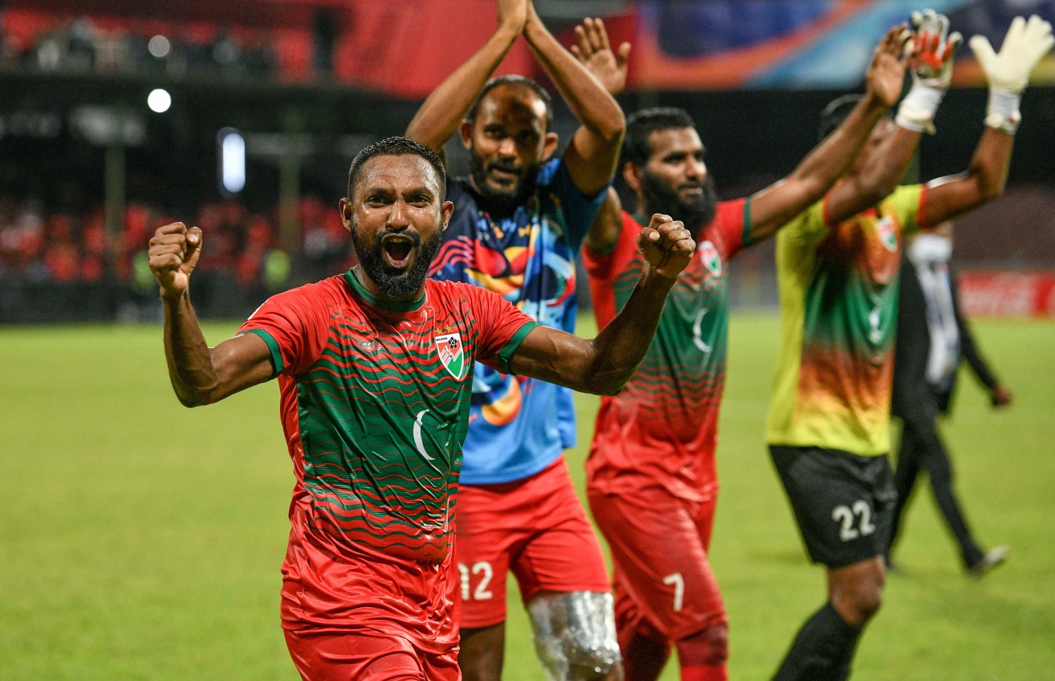 މާލެ- އޮކްޓޯބަރ 8، 2021: އުރީދޫ ސާފް ޗެމްޕިއަންޝިޕްގައި މިރޭ ރާއްޖެ އާއި ބަންގްލަދޭޝް ކުޅުނު މެޗުގެ ތެރެއިން، މޮޅު ކުޅުމެއް ދައްކައި ރާއްޖެ އިން ވަނީ މިރޭ ބަންގްލަދޭޝްގެ މައްޗަށް 2-0 ގެ ނަތީޖާއަކުން މޮޅުވެ މުބާރާތުގައި ކުރިއަށް ދިއުމަށް އުއްމީދު އާކޮށްފައި--. ފޮޓޯ: ނިޝާން އަލީ - މިހާރު