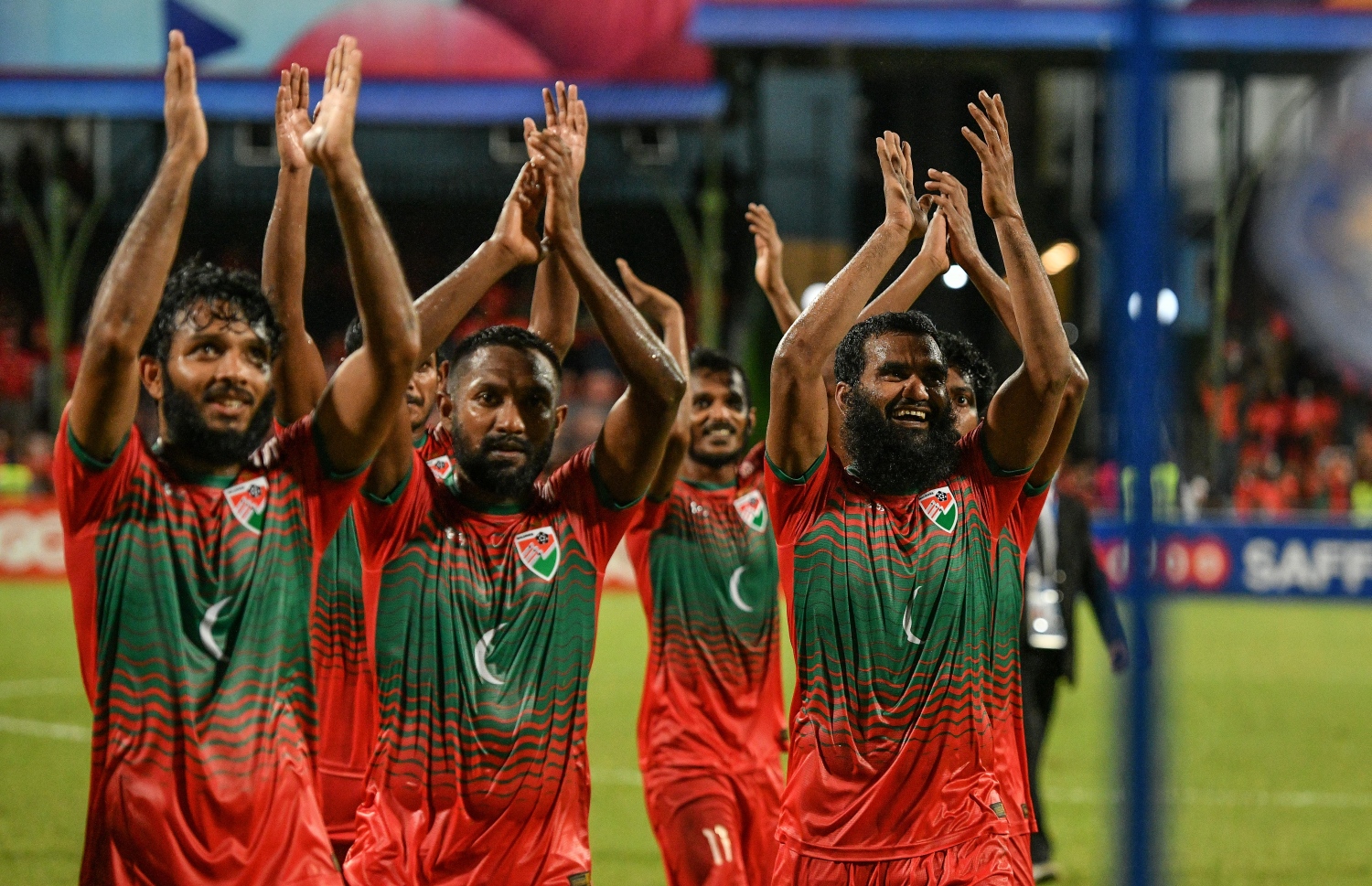 މާލެ- އޮކްޓޯބަރ 8، 2021: އުރީދޫ ސާފް ޗެމްޕިއަންޝިޕްގައި މިރޭ ރާއްޖެ އާއި ބަންގްލަދޭޝް ކުޅުނު މެޗުގެ ތެރެއިން، މޮޅު ކުޅުމެއް ދައްކައި ރާއްޖެ އިން ވަނީ މިރޭ ބަންގްލަދޭޝްގެ މައްޗަށް 2-0 ގެ ނަތީޖާއަކުން މޮޅުވެ މުބާރާތުގައި ކުރިއަށް ދިއުމަށް އުއްމީދު އާކޮށްފައި--. ފޮޓޯ:  ނިޝާން އަލީ - މިހާރު