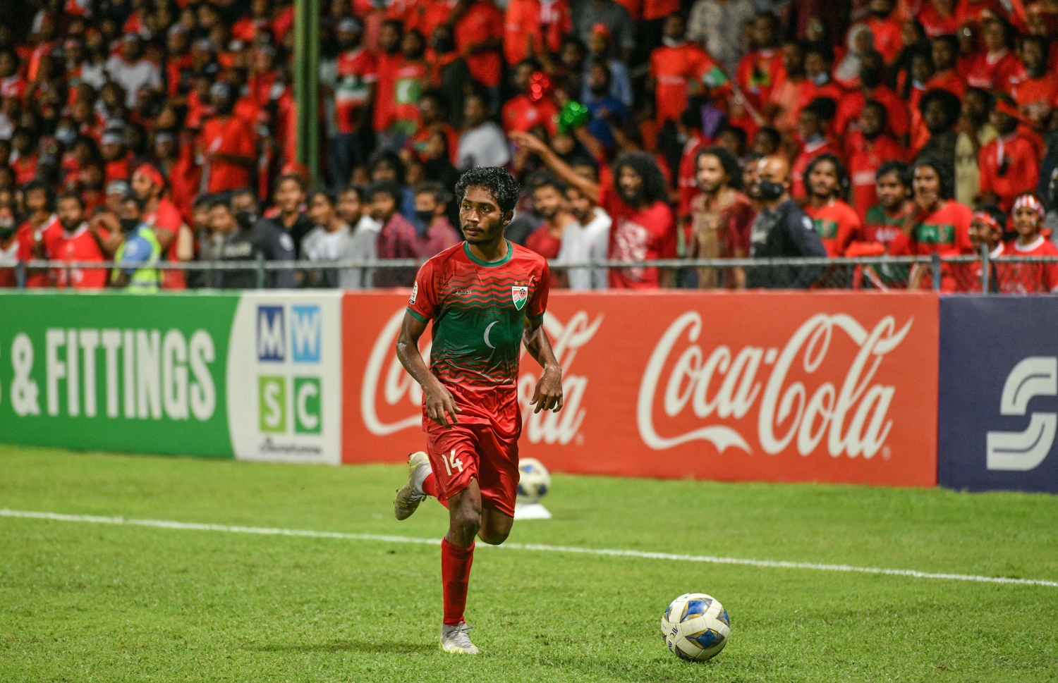 މާލެ- އޮކްޓޯބަރ 8، 2021: އުރީދޫ ސާފް ޗެމްޕިއަންޝިޕްގައި މިރޭ ރާއްޖެ އާއި ބަންގްލަދޭޝް ކުޅުނު މެޗުގެ ތެރެއިން، މޮޅު ކުޅުމެއް ދައްކައި ރާއްޖެ އިން ވަނީ މިރޭ ބަންގްލަދޭޝްގެ މައްޗަށް 2-0 ގެ ނަތީޖާއަކުން މޮޅުވެ މުބާރާތުގައި ކުރިއަށް ދިއުމަށް އުއްމީދު އާކޮށްފައި--. ފޮޓޯ: ނިޝާން އަލީ - މިހާރު