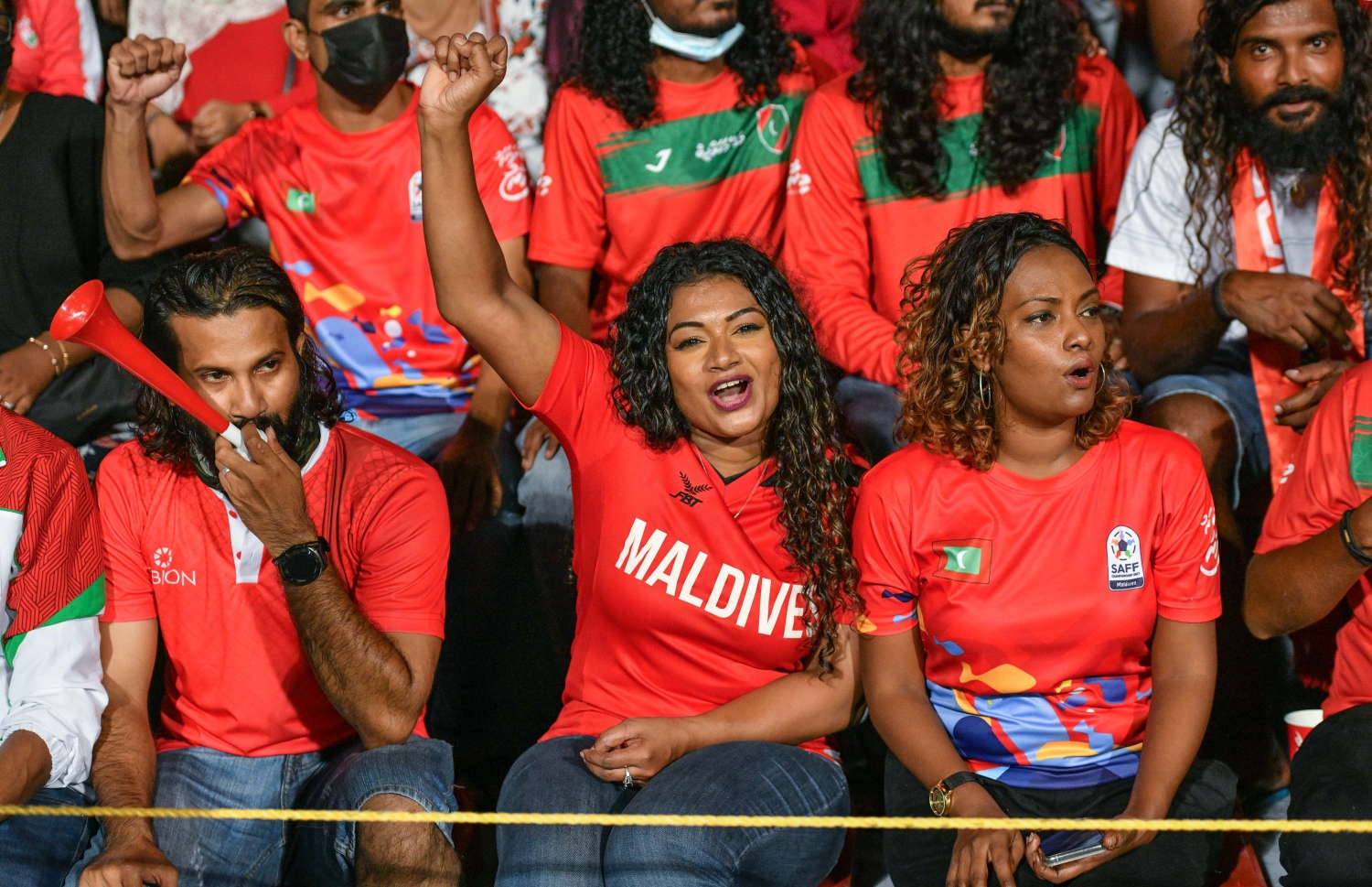 މާލެ- އޮކްޓޯބަރ 8، 2021: އުރީދޫ ސާފް ޗެމްޕިއަންޝިޕްގައި މިރޭ ރާއްޖެ އާއި ބަންގްލަދޭޝް ކުޅުނު މެޗުގެ ތެރެއިން، މޮޅު ކުޅުމެއް ދައްކައި ރާއްޖެ އިން ވަނީ މިރޭ ބަންގްލަދޭޝްގެ މައްޗަށް 2-0 ގެ ނަތީޖާއަކުން މޮޅުވެ މުބާރާތުގައި ކުރިއަށް ދިއުމަށް އުއްމީދު އާކޮށްފައި--. ފޮޓޯ:  ނިޝާން އަލީ - މިހާރު