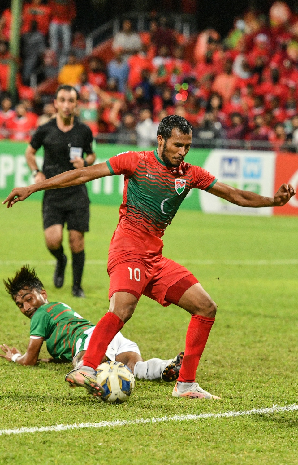 މާލެ- އޮކްޓޯބަރ 8، 2021: އުރީދޫ ސާފް ޗެމްޕިއަންޝިޕްގައި މިރޭ ރާއްޖެ އާއި ބަންގްލަދޭޝް ކުޅުނު މެޗުގެ ތެރެއިން، މޮޅު ކުޅުމެއް ދައްކައި ރާއްޖެ އިން ވަނީ މިރޭ ބަންގްލަދޭޝްގެ މައްޗަށް 2-0 ގެ ނަތީޖާއަކުން މޮޅުވެ މުބާރާތުގައި ކުރިއަށް ދިއުމަށް އުއްމީދު އާކޮށްފައި--. ފޮޓޯ:  ނިޝާން އަލީ - މިހާރު