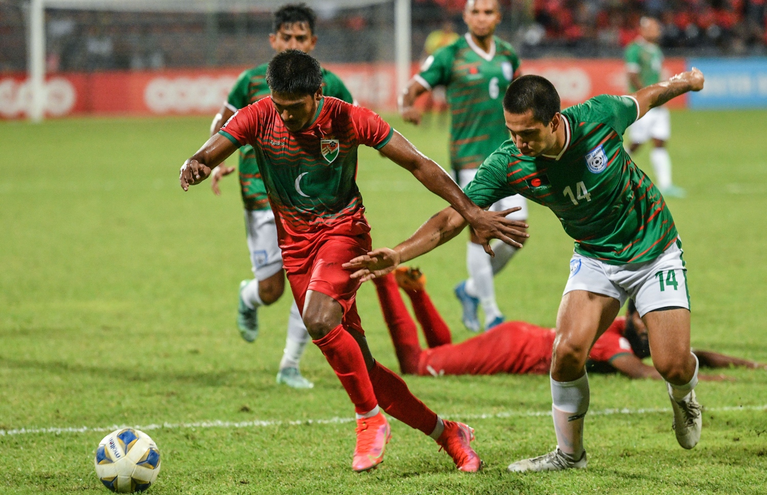 މާލެ- އޮކްޓޯބަރ 8، 2021: އުރީދޫ ސާފް ޗެމްޕިއަންޝިޕްގައި މިރޭ ރާއްޖެ އާއި ބަންގްލަދޭޝް ކުޅުނު މެޗުގެ ތެރެއިން، މޮޅު ކުޅުމެއް ދައްކައި ރާއްޖެ އިން ވަނީ މިރޭ ބަންގްލަދޭޝްގެ މައްޗަށް 2-0 ގެ ނަތީޖާއަކުން މޮޅުވެ މުބާރާތުގައި ކުރިއަށް ދިއުމަށް އުއްމީދު އާކޮށްފައި--. ފޮޓޯ:  ނިޝާން އަލީ - މިހާރު