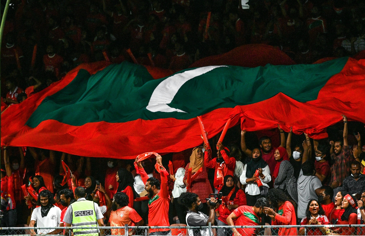 މާލެ- އޮކްޓޯބަރ 8، 2021: އުރީދޫ ސާފް ޗެމްޕިއަންޝިޕްގައި މިރޭ ރާއްޖެ އާއި ބަންގްލަދޭޝް ކުޅުނު މެޗުގެ ތެރެއިން، މޮޅު ކުޅުމެއް ދައްކައި ރާއްޖެ އިން ވަނީ މިރޭ ބަންގްލަދޭޝްގެ މައްޗަށް 2-0 ގެ ނަތީޖާއަކުން މޮޅުވެ މުބާރާތުގައި ކުރިއަށް ދިއުމަށް އުއްމީދު އާކޮށްފައި--. ފޮޓޯ:  ނިޝާން އަލީ - މިހާރު