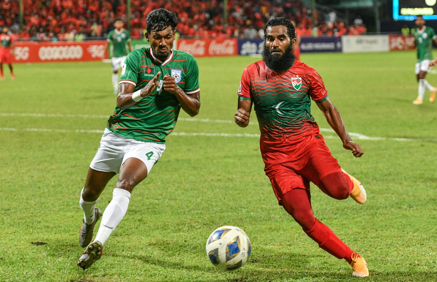 މާލެ- އޮކްޓޯބަރ 8، 2021: އުރީދޫ ސާފް ޗެމްޕިއަންޝިޕްގައި މިރޭ ރާއްޖެ އާއި ބަންގްލަދޭޝް ކުޅުނު މެޗުގެ ތެރެއިން، މޮޅު ކުޅުމެއް ދައްކައި ރާއްޖެ އިން ވަނީ މިރޭ ބަންގްލަދޭޝްގެ މައްޗަށް 2-0 ގެ ނަތީޖާއަކުން މޮޅުވެ މުބާރާތުގައި ކުރިއަށް ދިއުމަށް އުއްމީދު އާކޮށްފައި--. ފޮޓޯ:  ނިޝާން އަލީ - މިހާރު