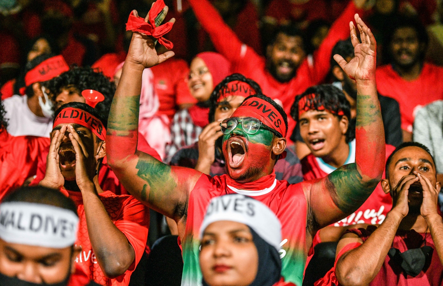 މާލެ- އޮކްޓޯބަރ 8، 2021: އުރީދޫ ސާފް ޗެމްޕިއަންޝިޕްގައި މިރޭ ރާއްޖެ އާއި ބަންގްލަދޭޝް ކުޅުނު މެޗުގެ ތެރެއިން، މޮޅު ކުޅުމެއް ދައްކައި ރާއްޖެ އިން ވަނީ މިރޭ ބަންގްލަދޭޝްގެ މައްޗަށް 2-0 ގެ ނަތީޖާއަކުން މޮޅުވެ މުބާރާތުގައި ކުރިއަށް ދިއުމަށް އުއްމީދު އާކޮށްފައި--. ފޮޓޯ:  ނިޝާން އަލީ - މިހާރު